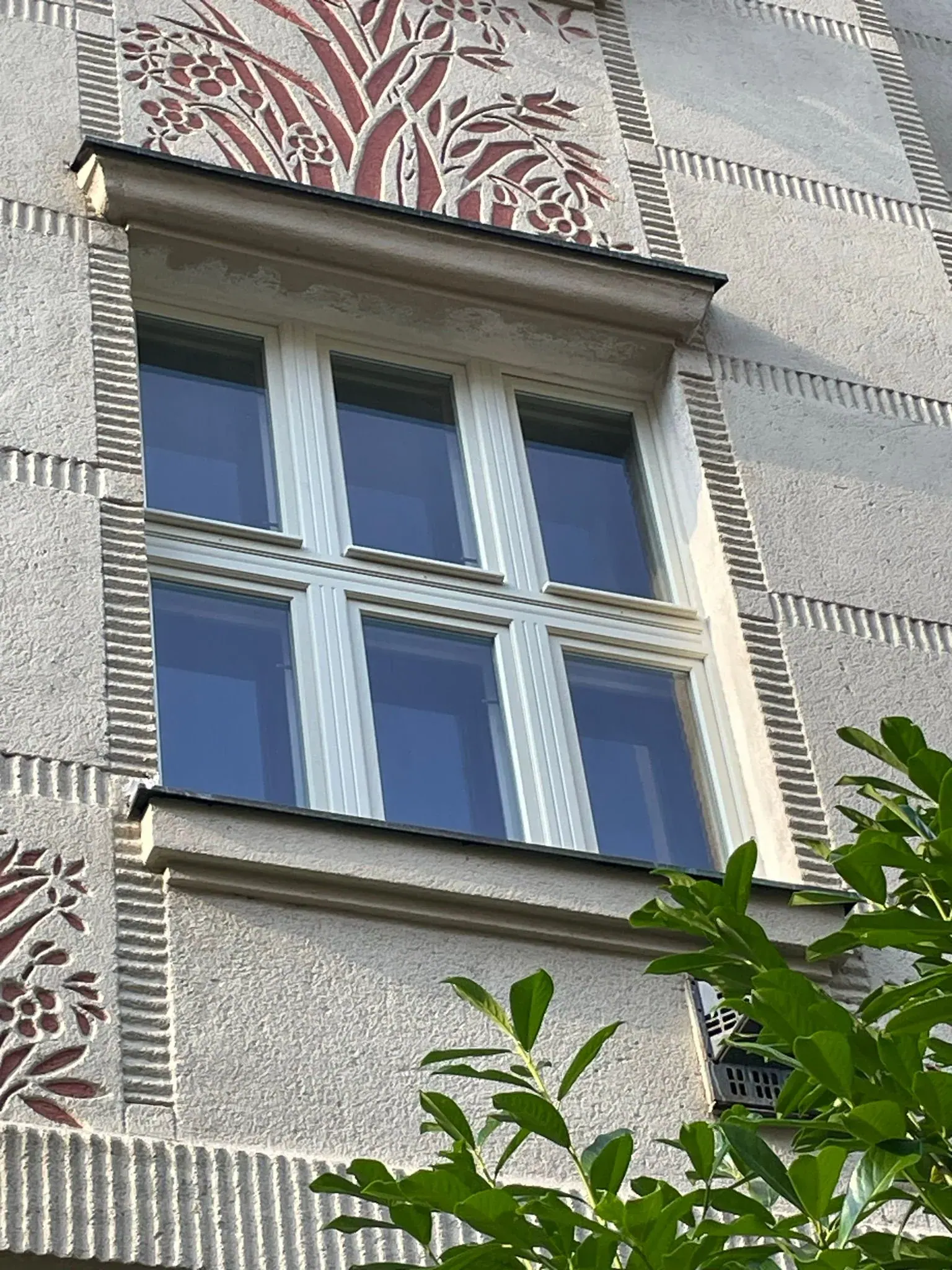 Bílá plastová okna v historické fasádě