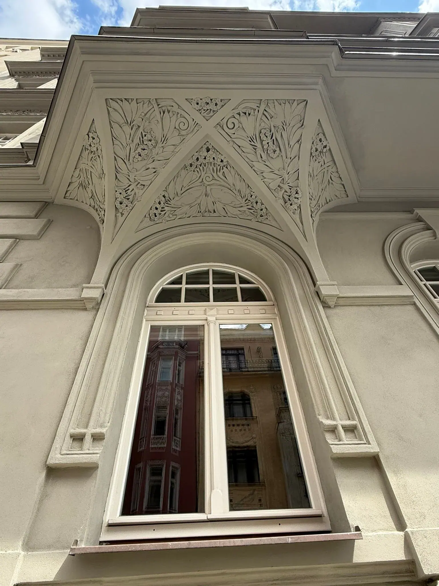 Obloukové okno pod štukovým nadpražím - Norská 561/10, Praha 10