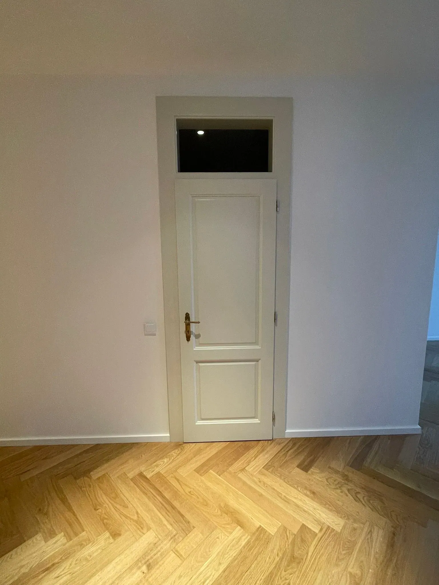 Bílé interiérové dveře s horním skleněným panelem