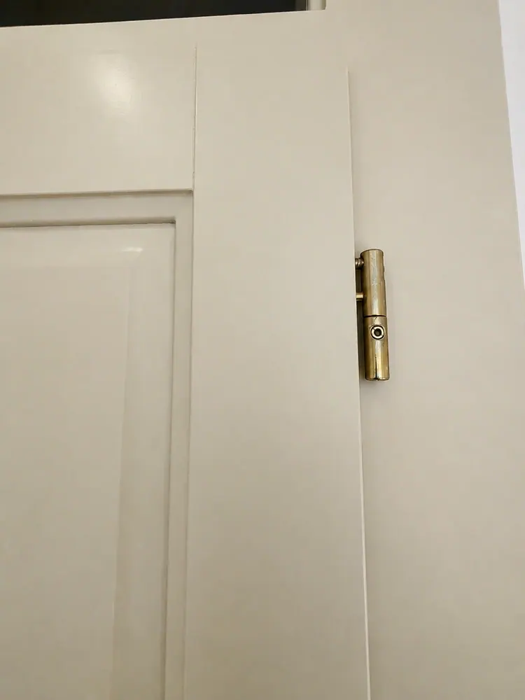 Bílé interiérové dveře s mosazným skrytým pantem