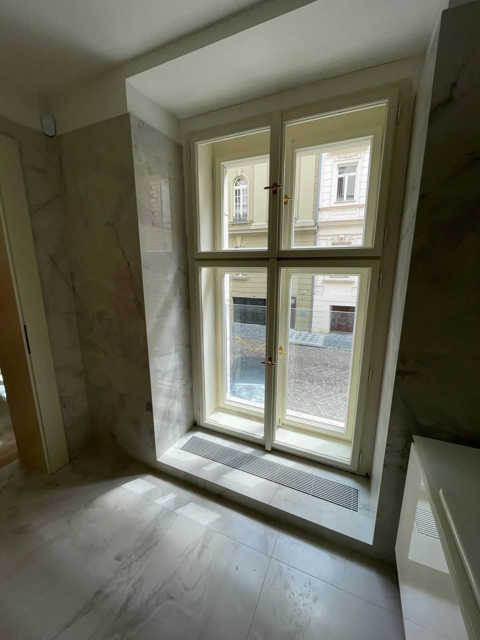 Replika špaletového okna z interiéru - Janáčkovo nábřeží 477/41, Praha 5