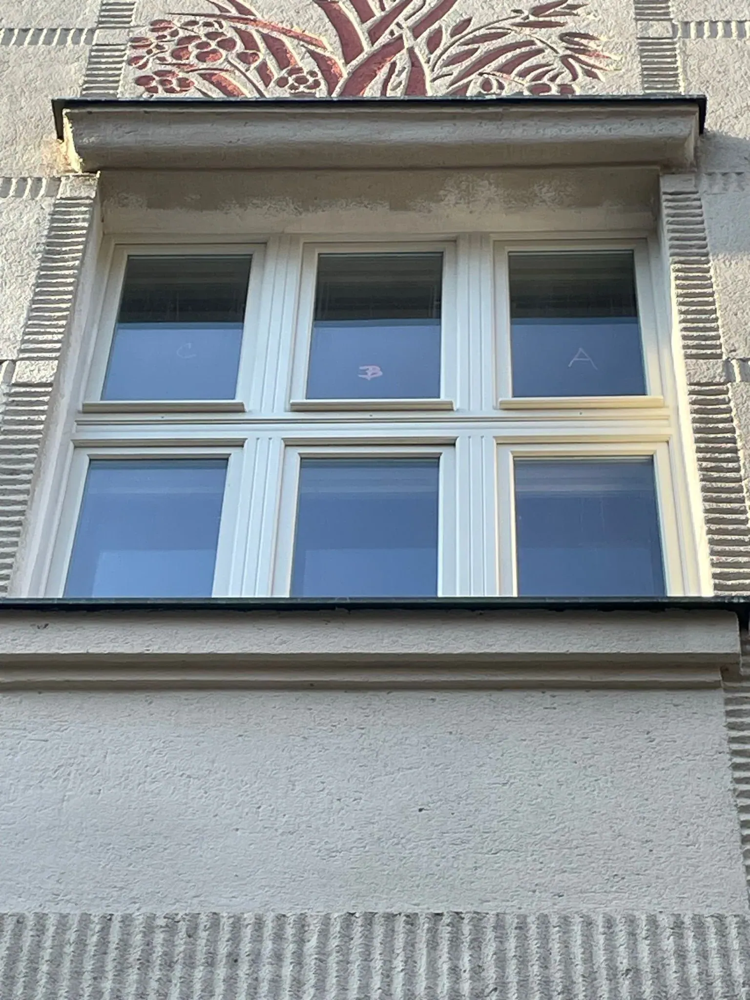Šestidílné okno se zdobeným členěním - Puškinovo náměstí 584/11, Praha 6