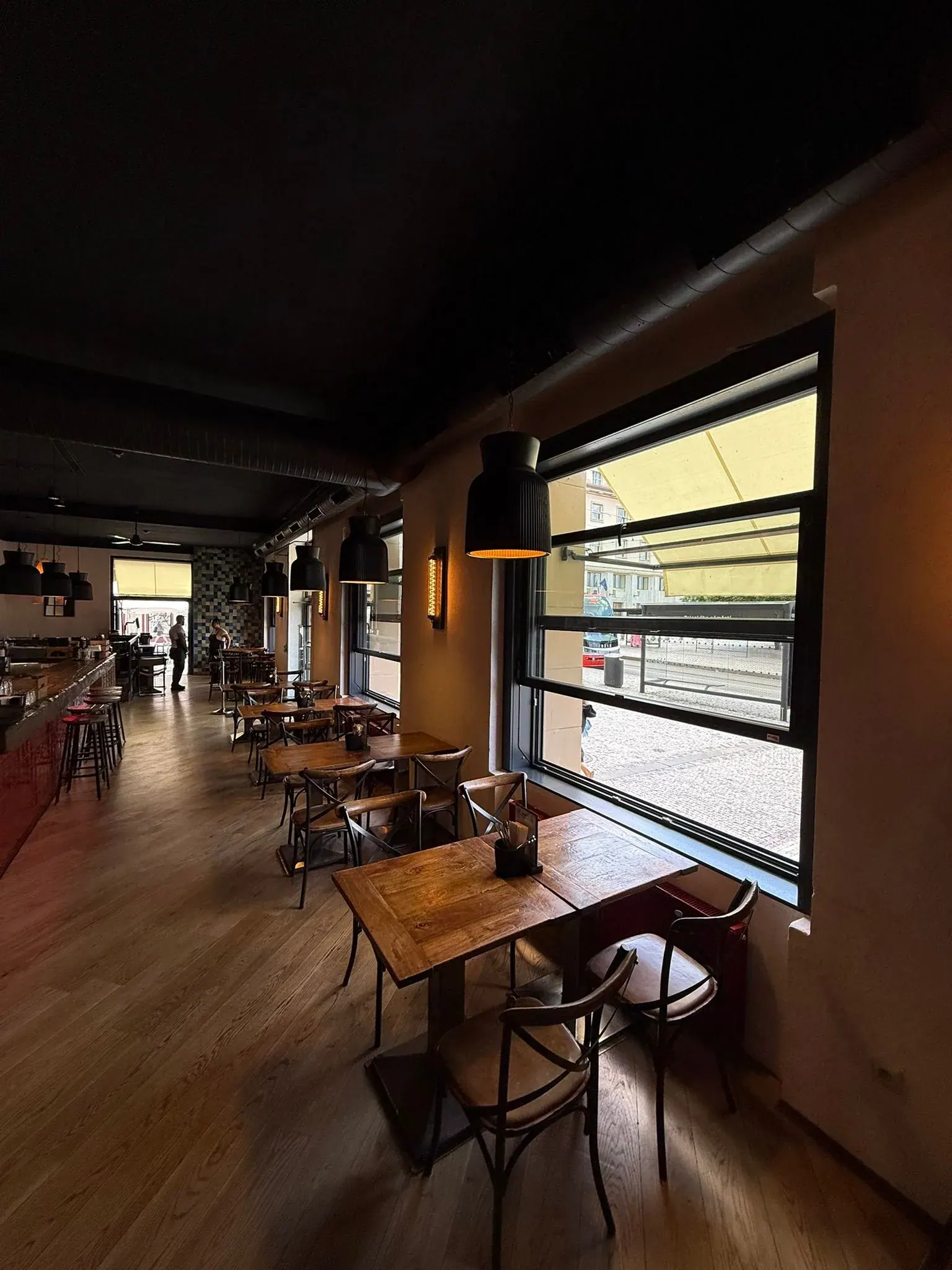 Černé eurookno v interiéru restaurace