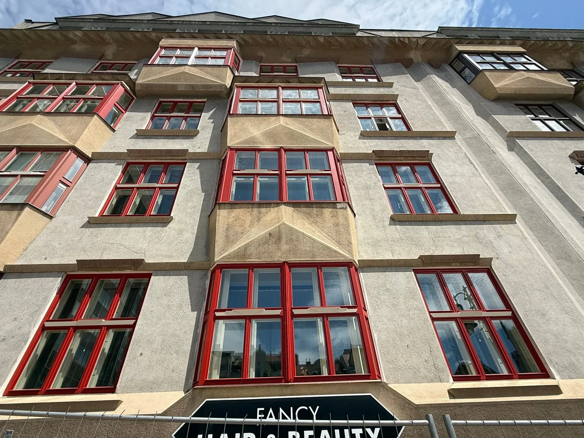 Uliční průčelí domu s replikami oken - Elišky Krásnohorské 1037/14, Praha 1