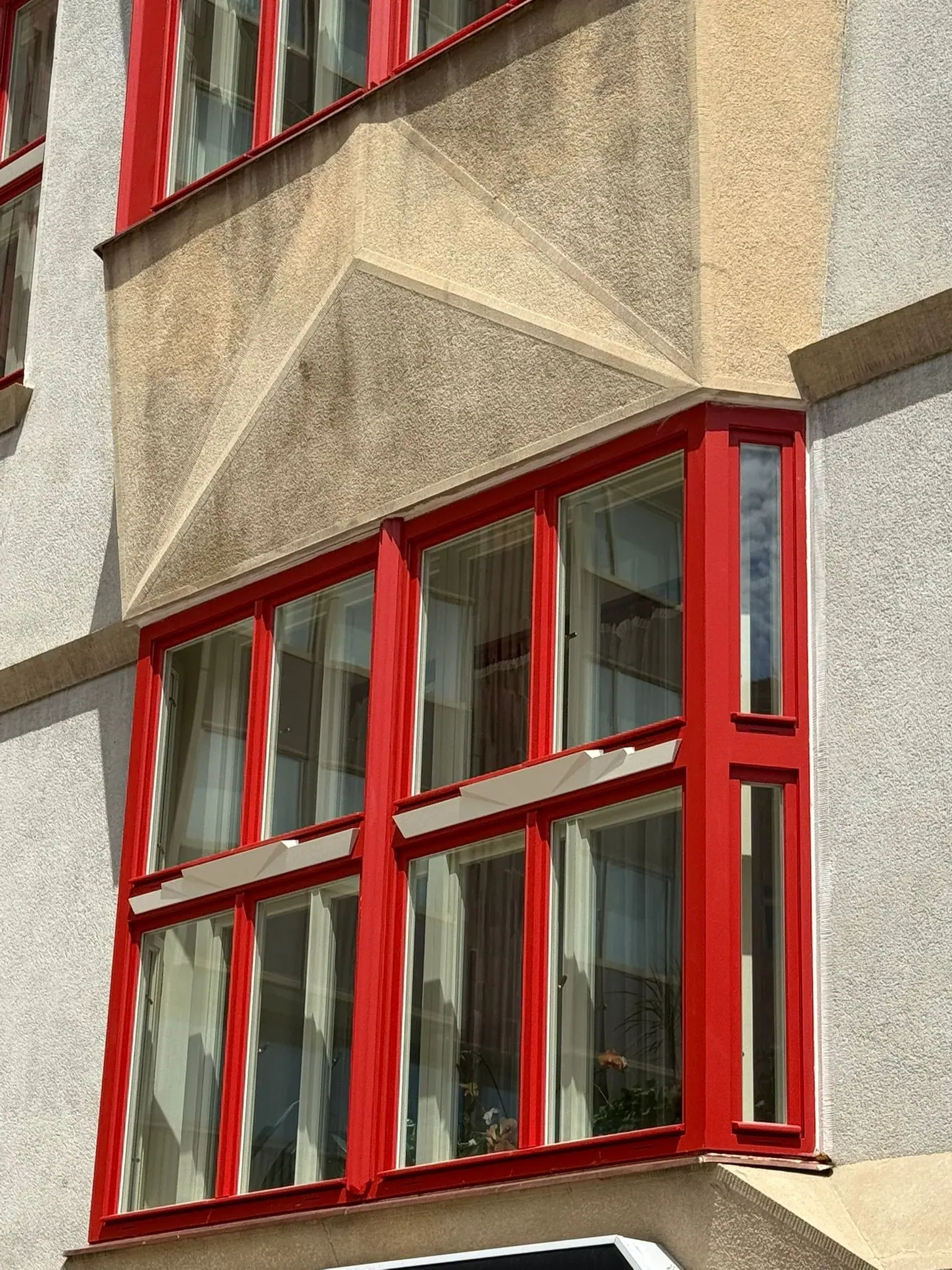 Lomený arkýř pod kubistickým motivem - Elišky Krásnohorské 1037/14, Praha 1