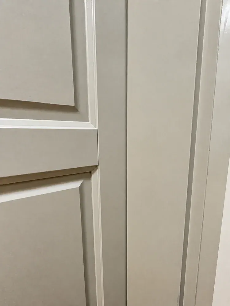 Detail dřevěných interiérových dveří s panelem