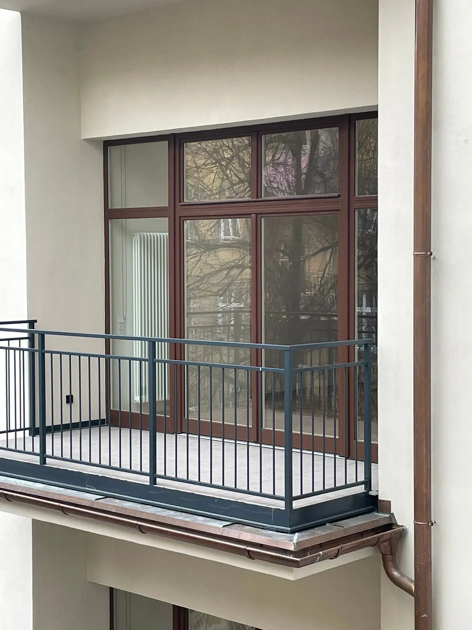 Dřevěná eurookna na balkóně bytového domu