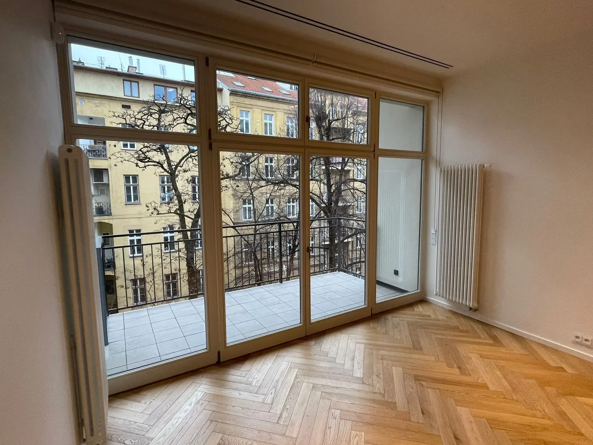Dřevěná eurookna vedoucí na balkón