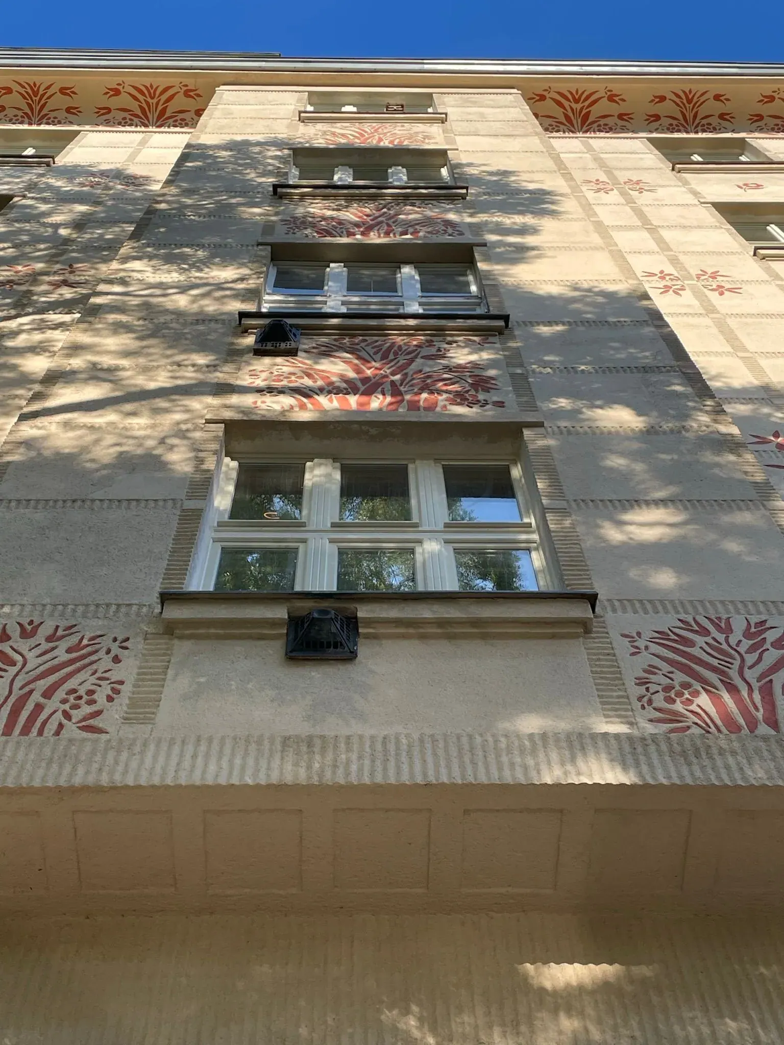 Uliční průčelí s novými okny - Puškinovo náměstí 584/11, Praha 6