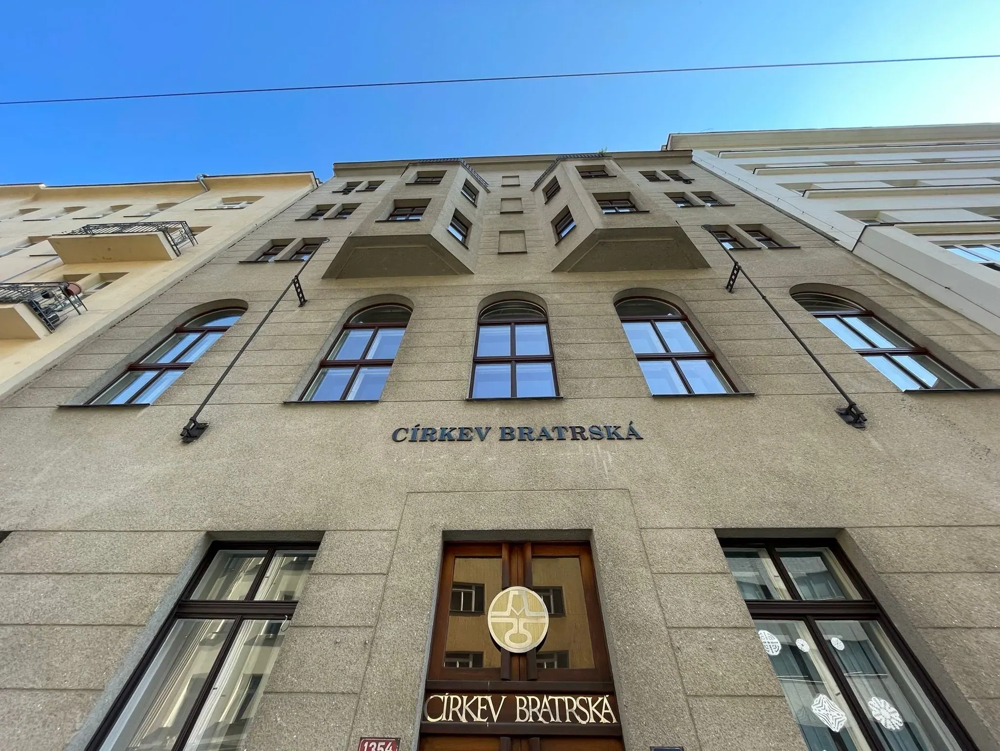 Průčelí s obloukovými okny prvního patra - Římská 43, Praha 2