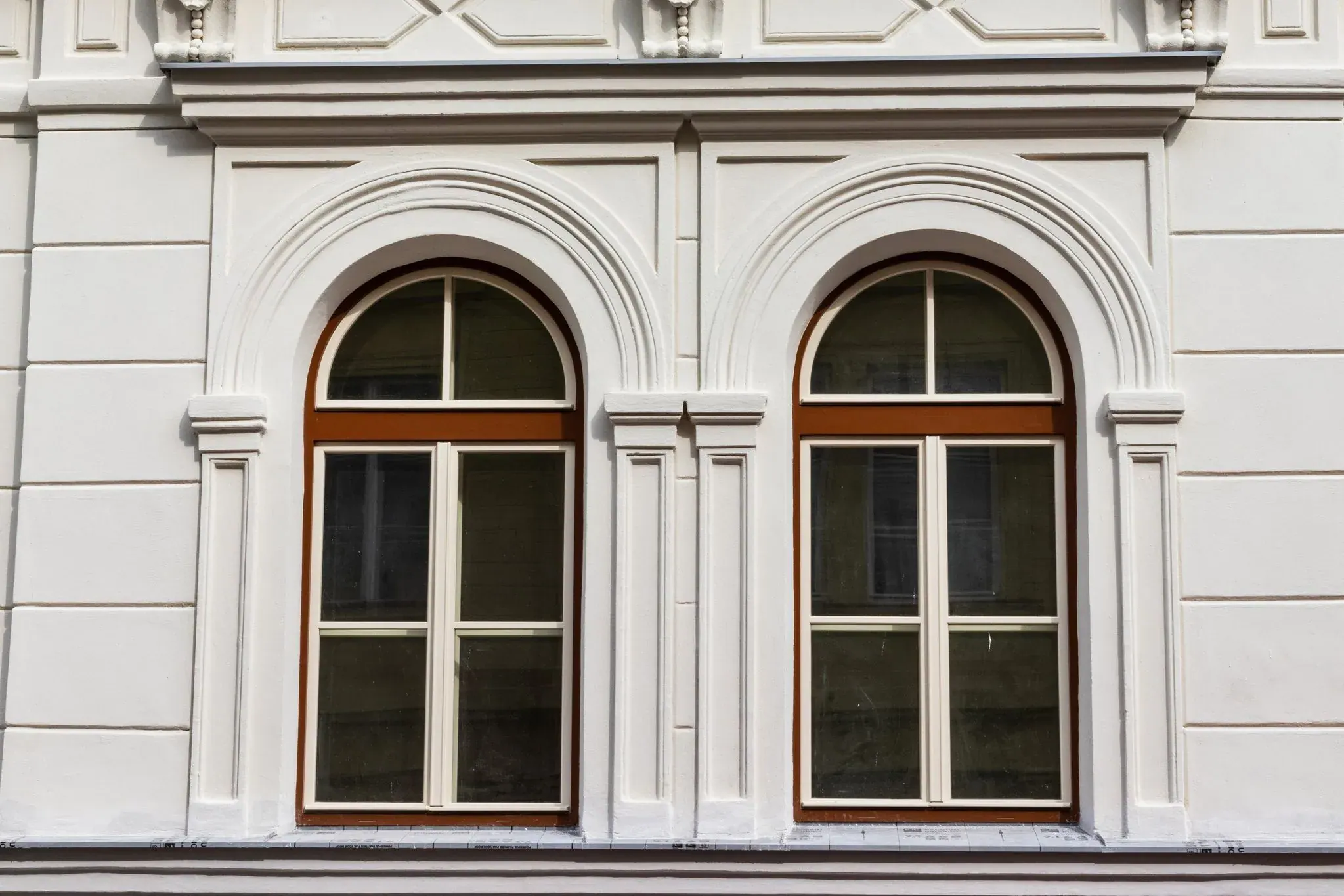 Repliky oken s obloukovým nadsvětlím - Kroftova 329/1, Praha 5