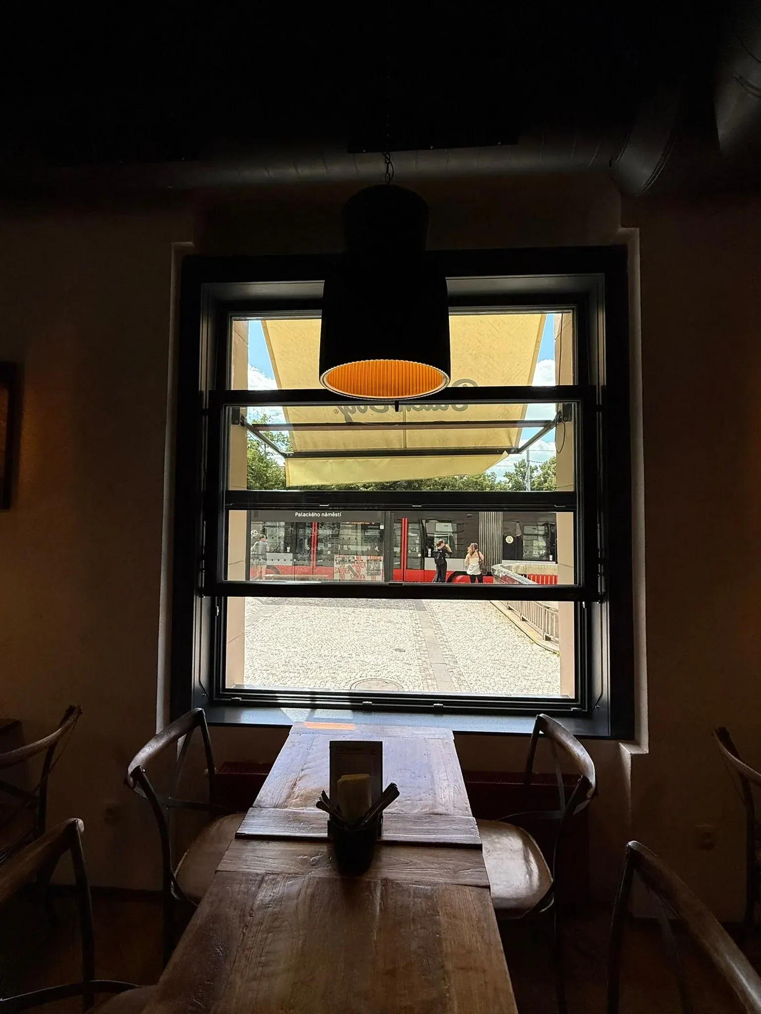 Výloha s vytaženou spodní částí - restaurace Black Dog, Praha 2