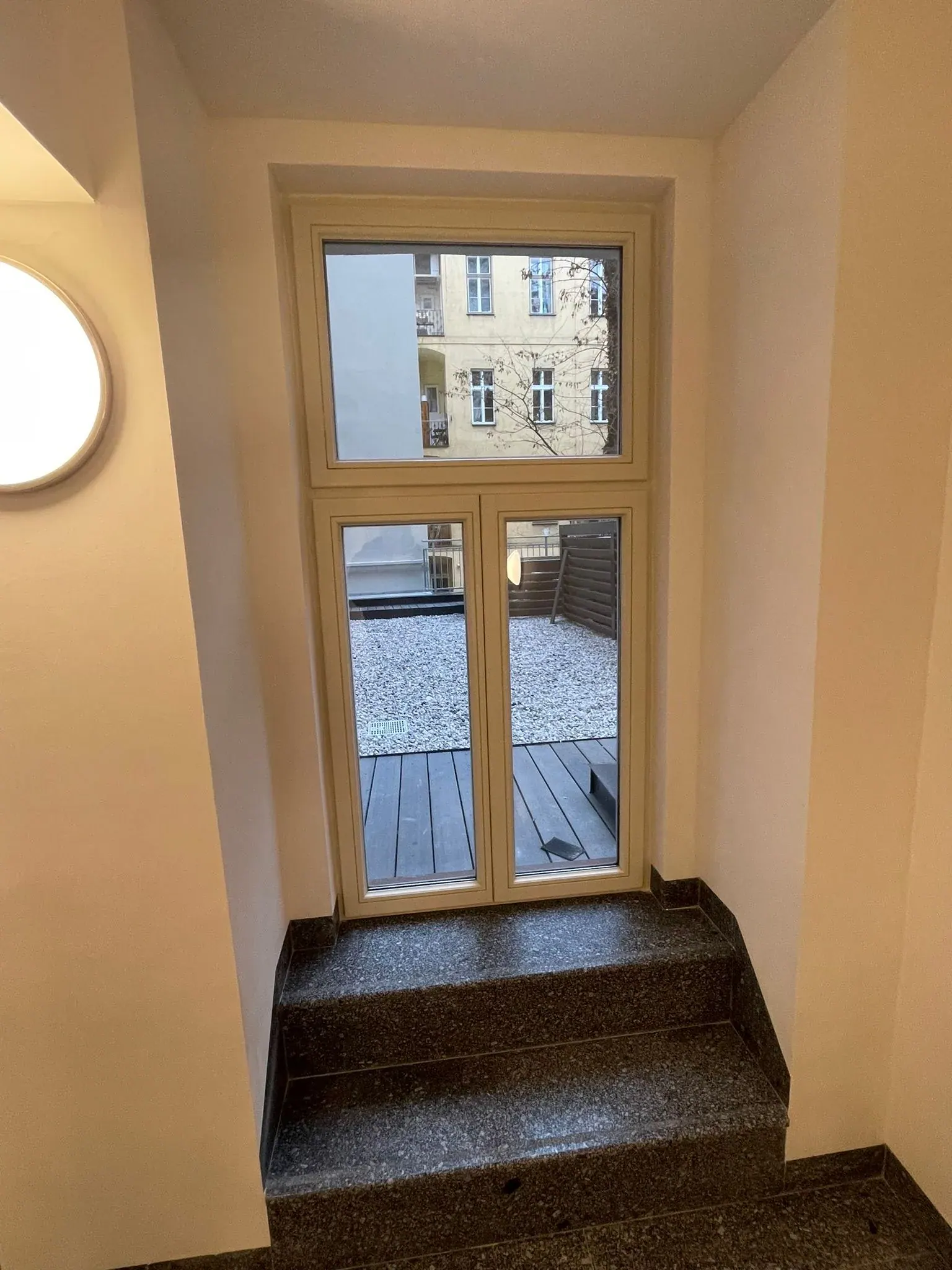 Dřevěné eurookno s otvíracími křídly v interiéru