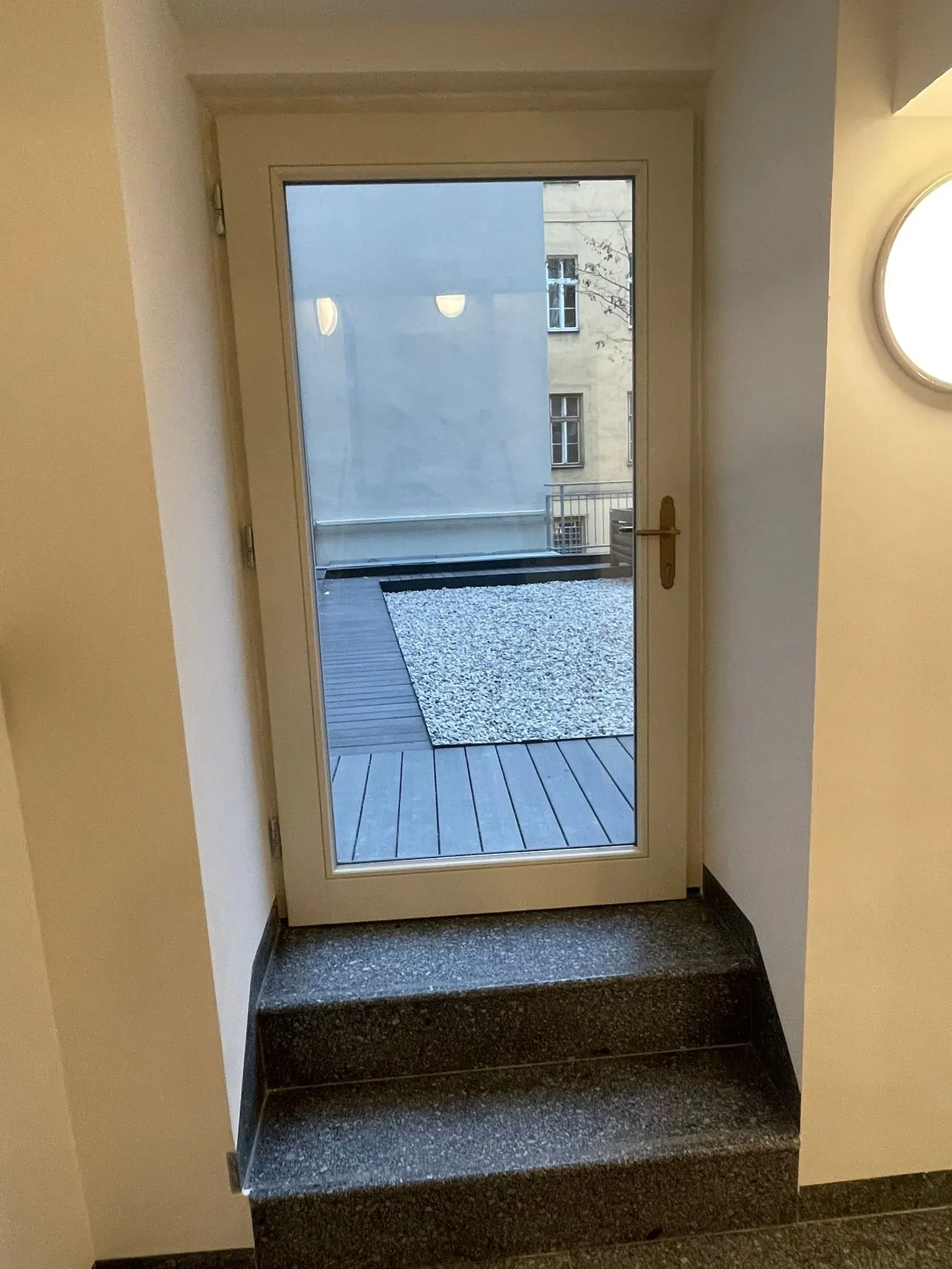 Dřevěné vchodové dveře s velkým sklem