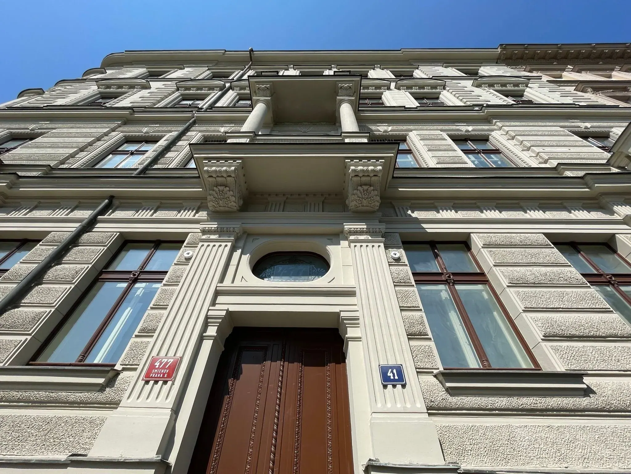 Historická fasáda bytového domu v Praze