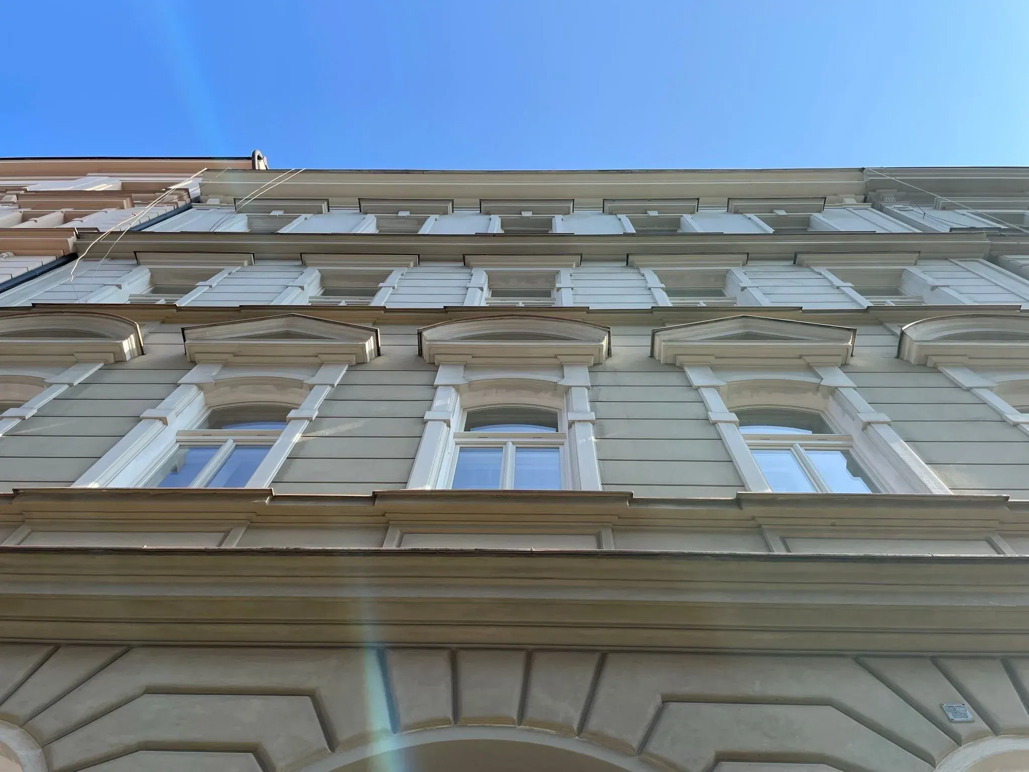 Šambrány a frontony nad novými okny - Slezská 1444/37, Praha 3