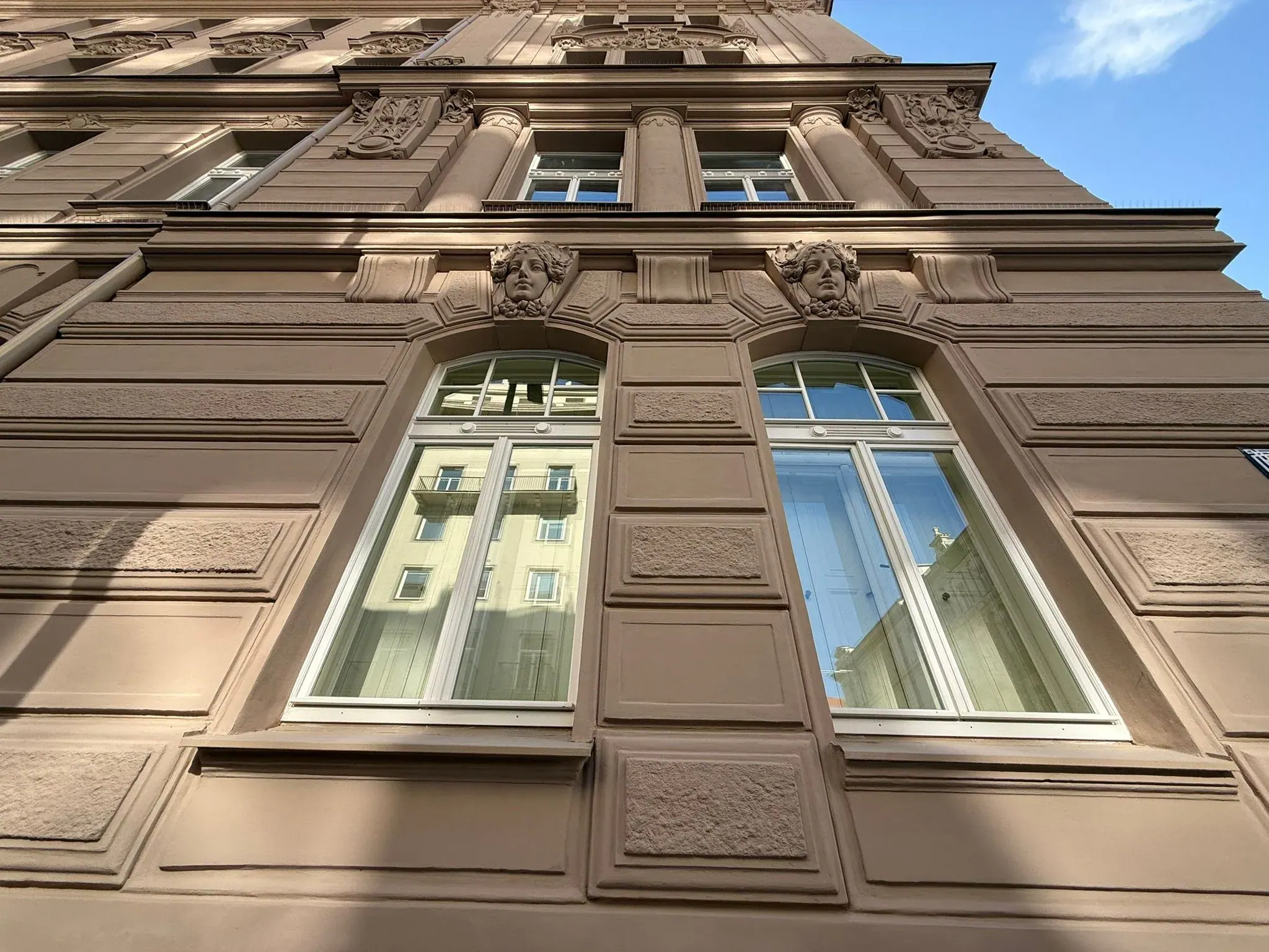 Průčelí s kamennými reliéfy - Gorazdova 1982/19, Praha 2