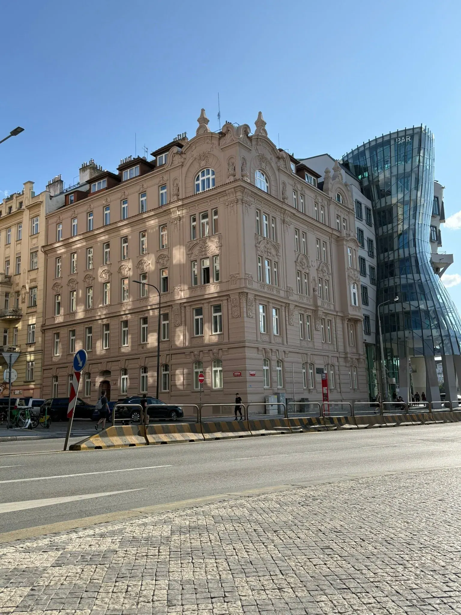 Historická budova s dřevěnými okny na rohu ulice