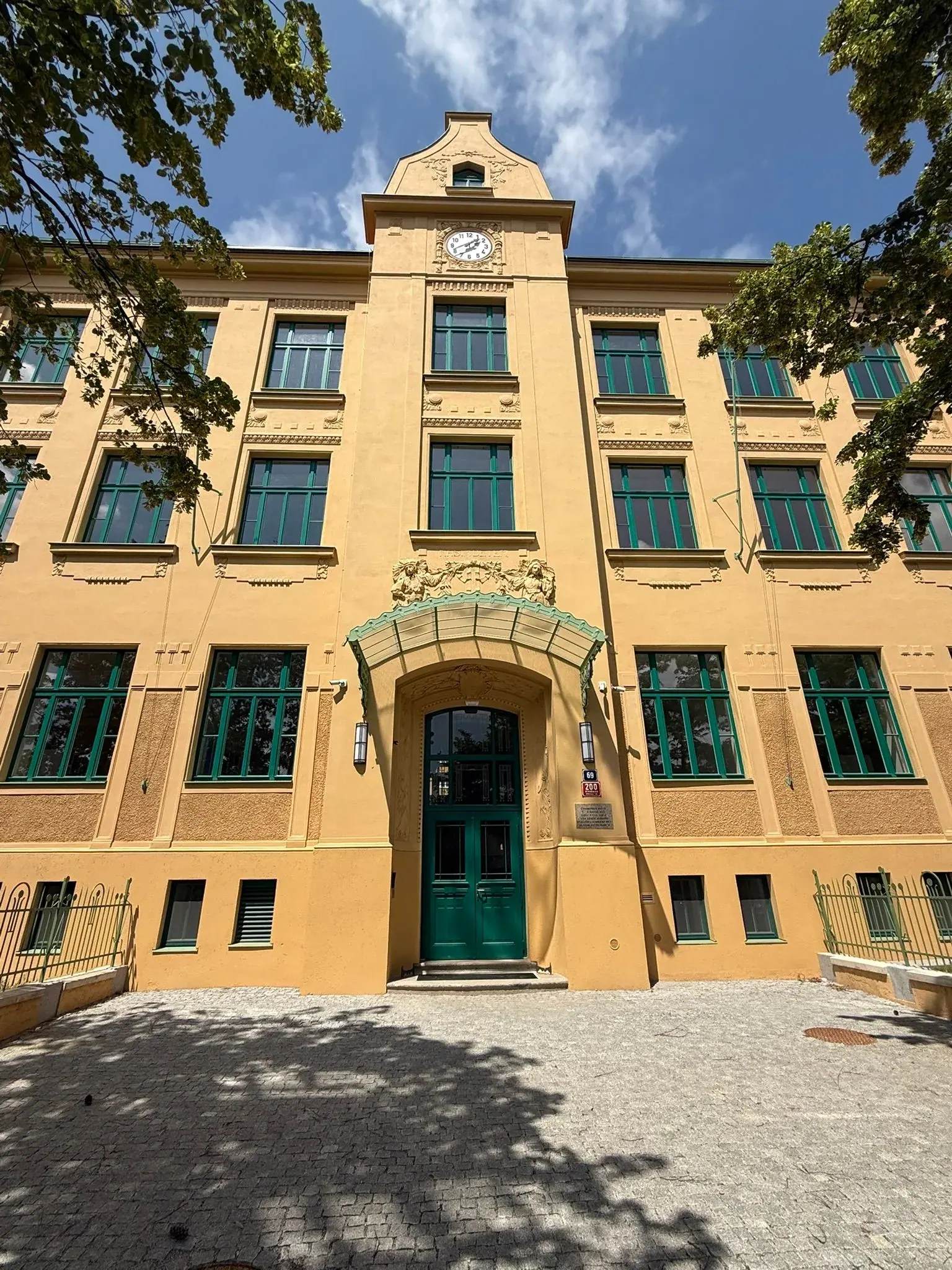 Uliční průčelí školy s hodinovou věží - škola, Praha 10
