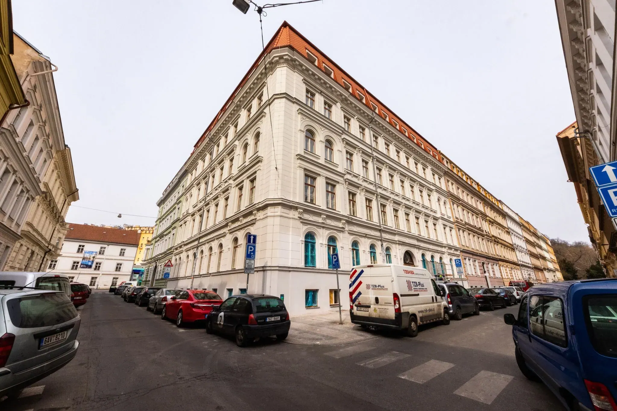 Nárožní dům Kroftova po výměně oken - Kroftova 329/1, Praha 5