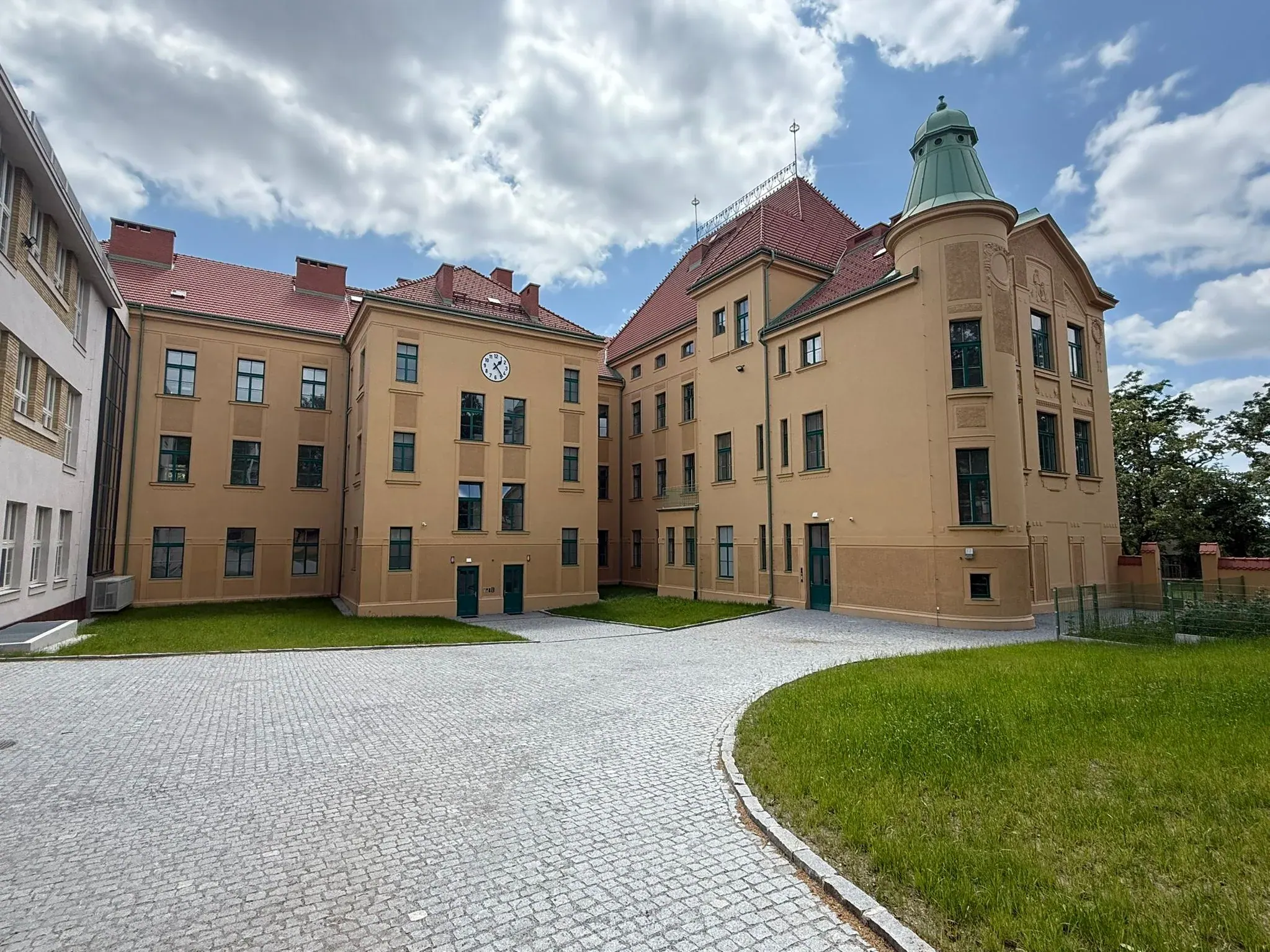 Budova školy ze školního dvora - škola, Praha 10