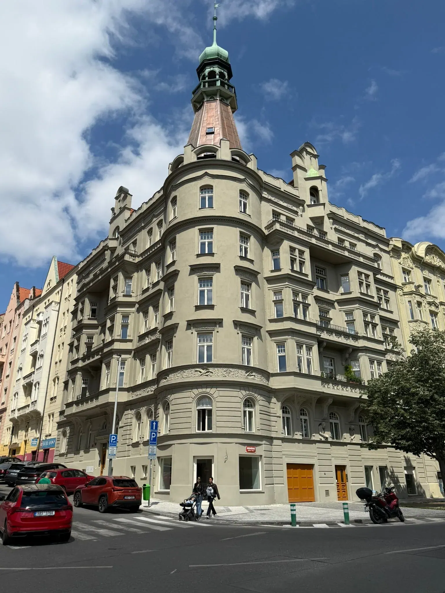Nárožní průčelí domu s věží - Norská 561/10, Praha 10