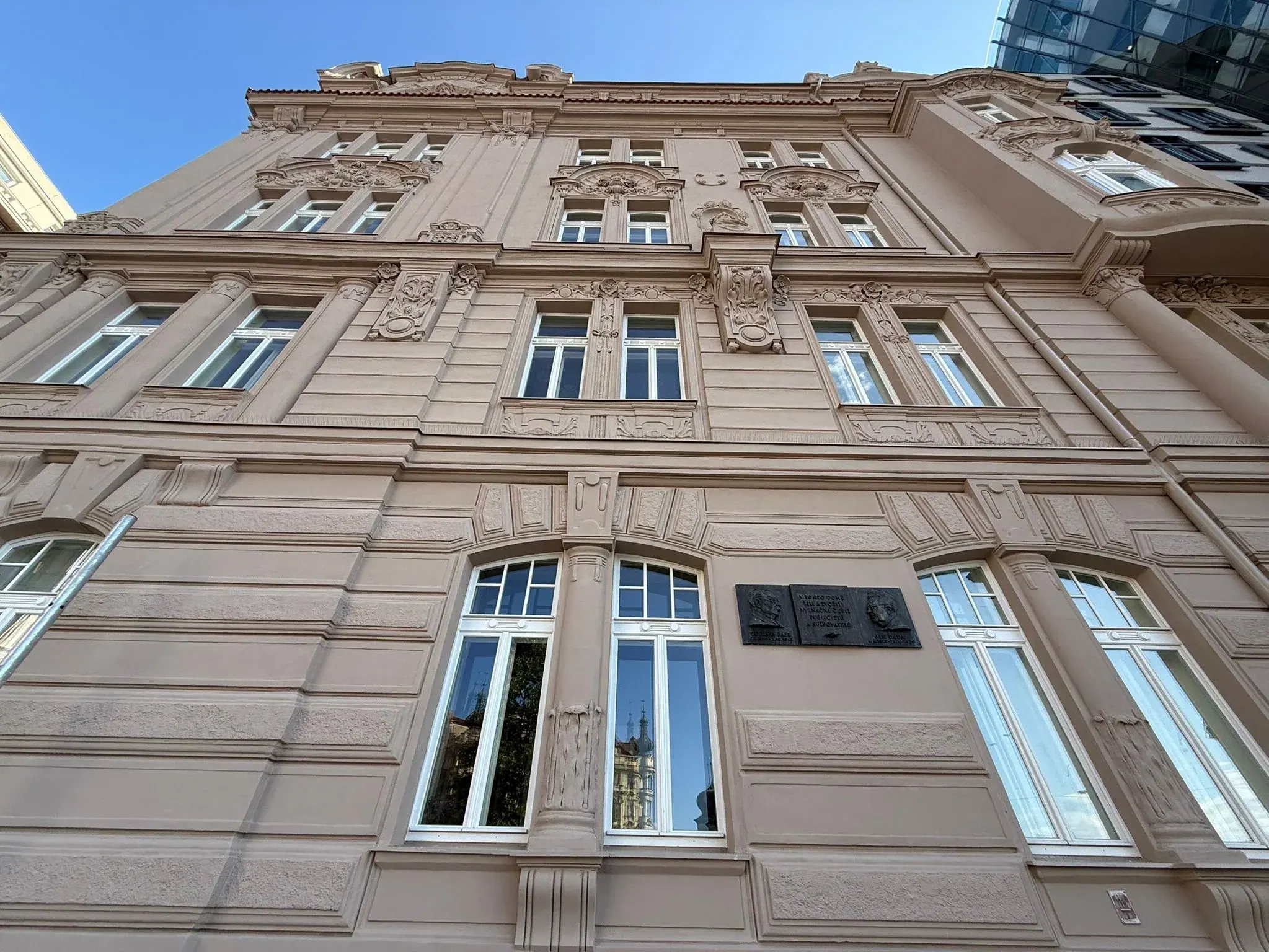 Průčelí domu po výměně oken - Gorazdova 1982/19, Praha 2
