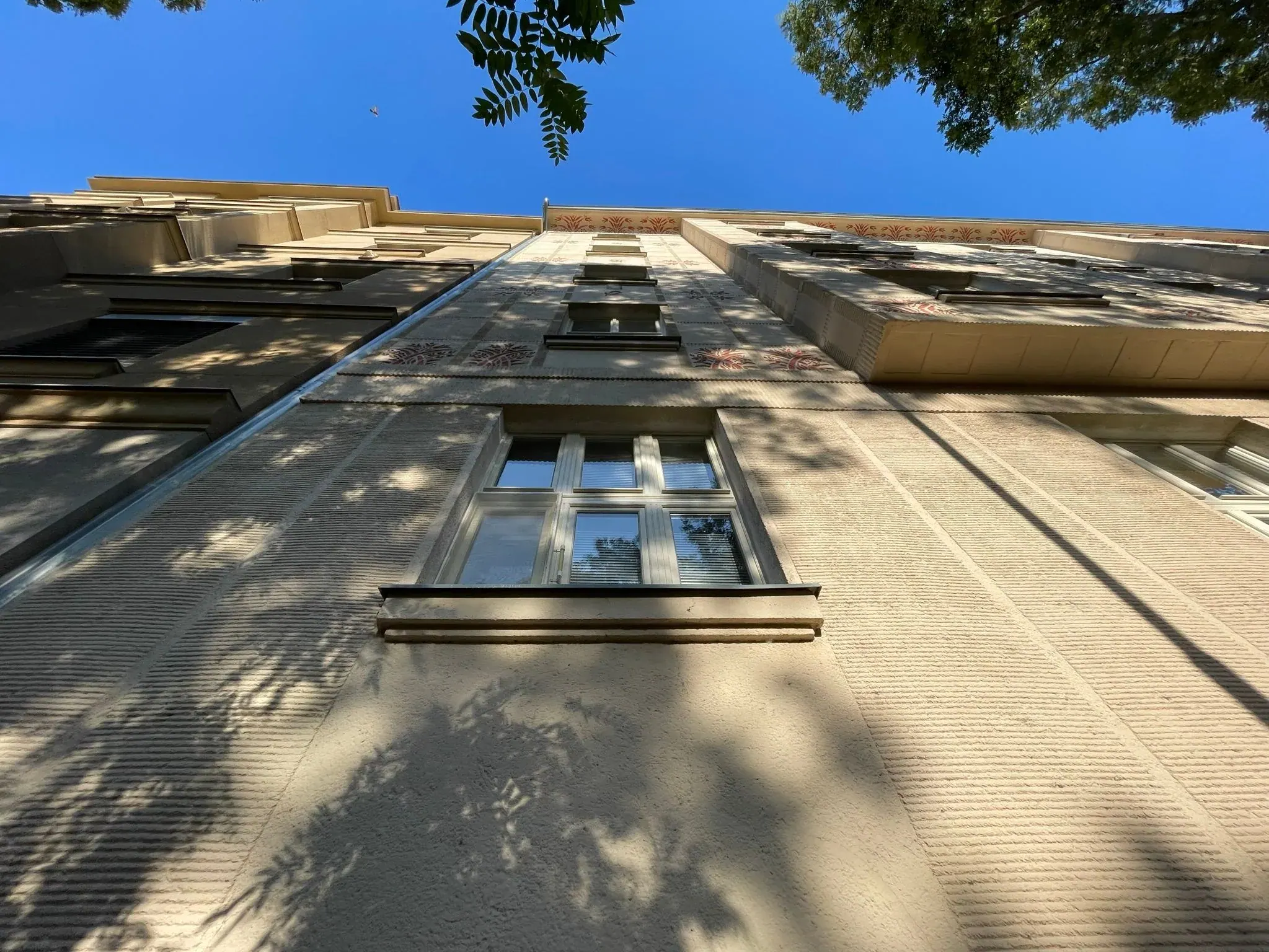Fasáda se secesními ornamenty po výměně oken - Puškinovo náměstí 584/11, Praha 6