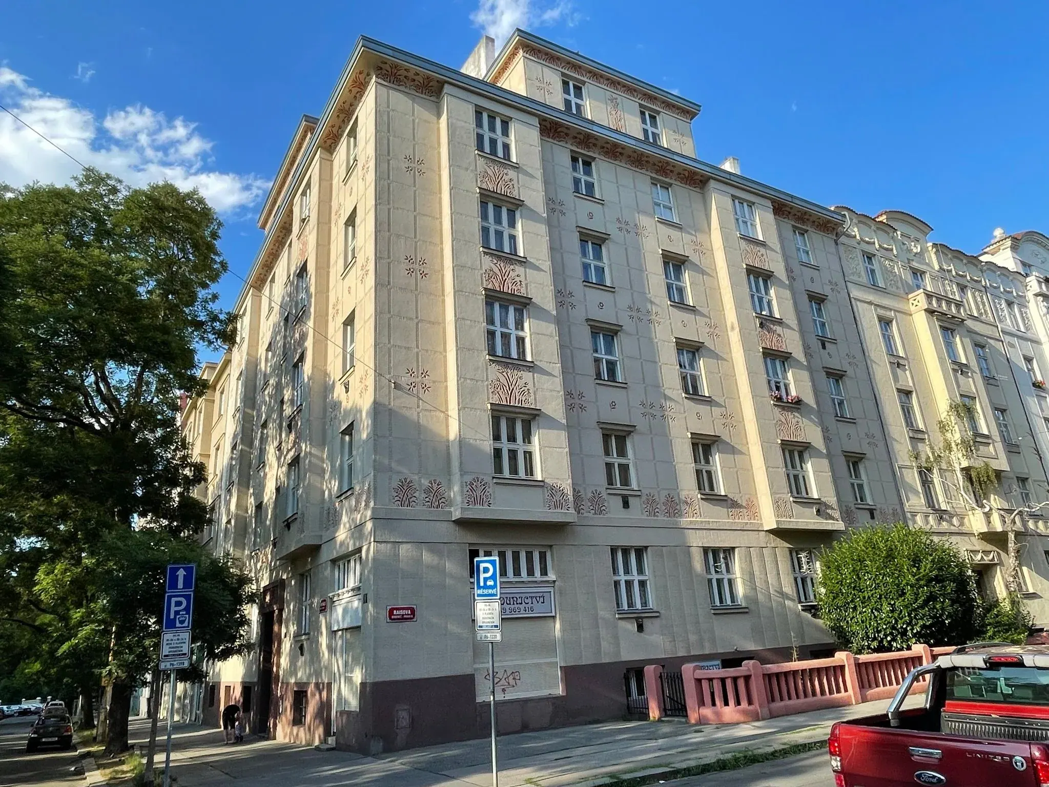Historický činžovní dům s dřevěnými špaletovými okny