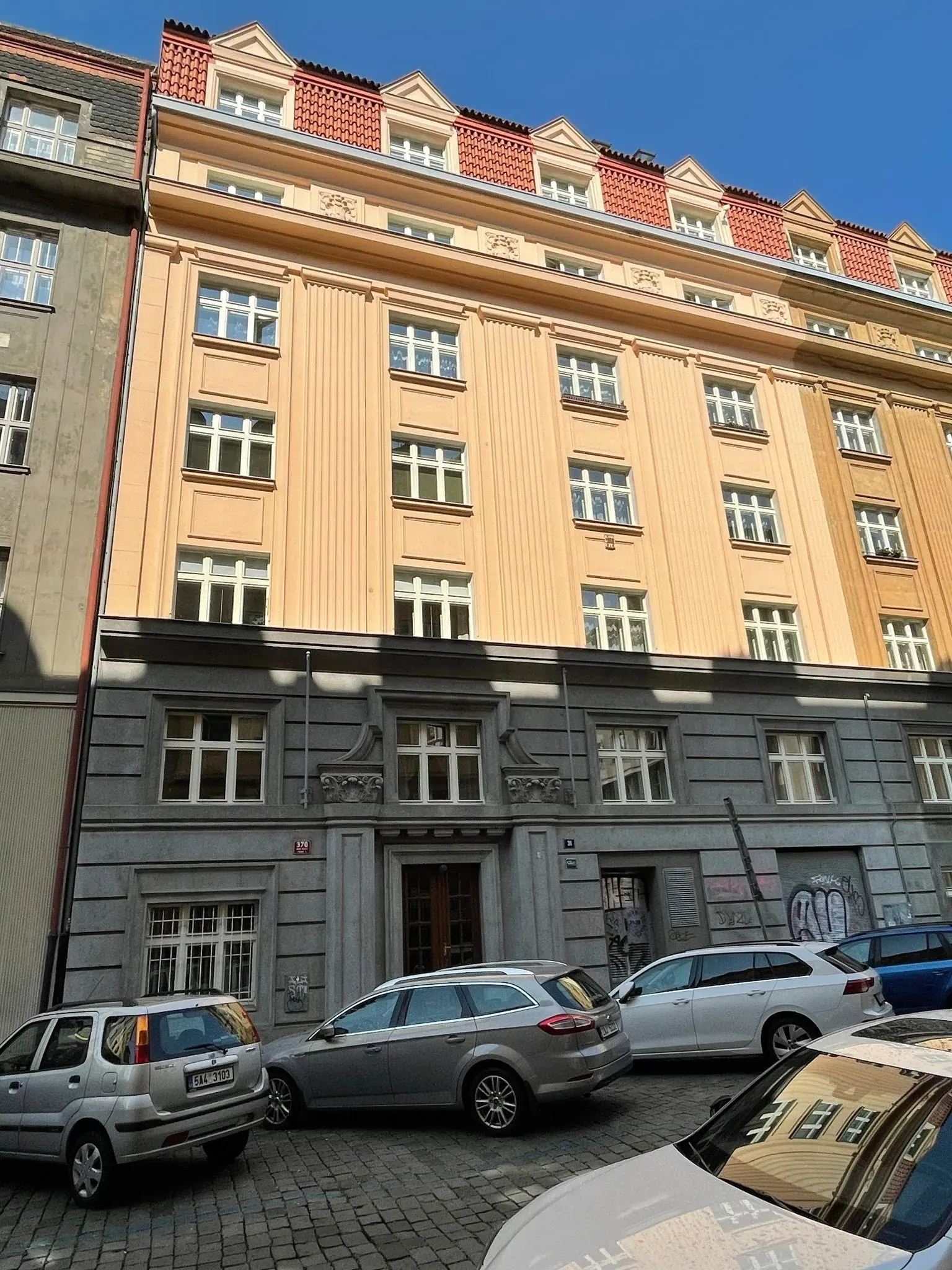 Historický dům se špaletovými dřevěnými okny