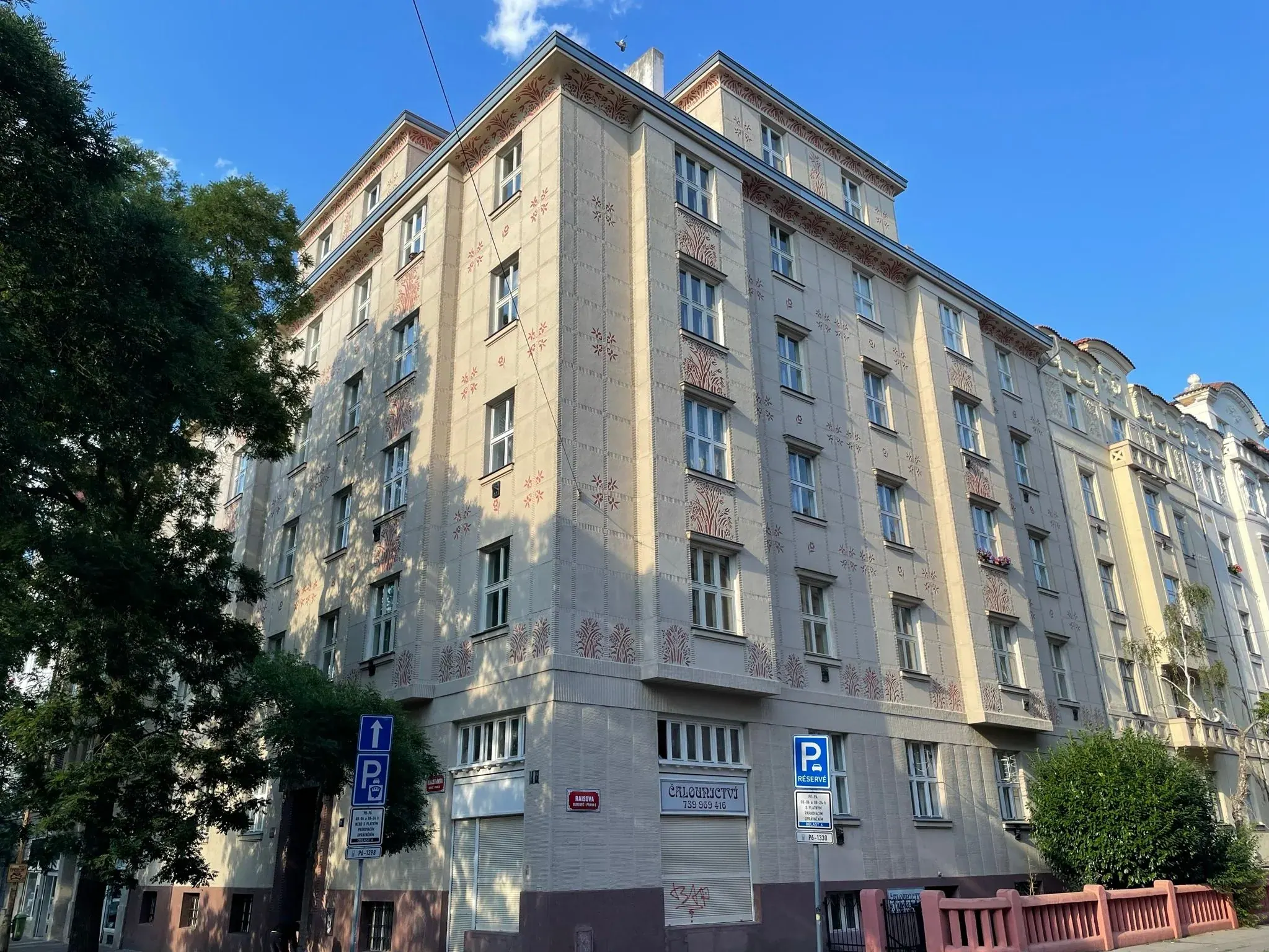 Nároží historického domu s okny a ornamentální výzdobou