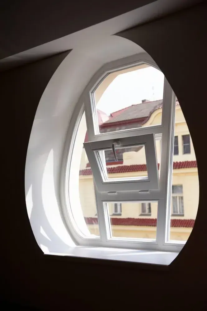 Otevřené dřevěné eurookno s výhledem na budovu