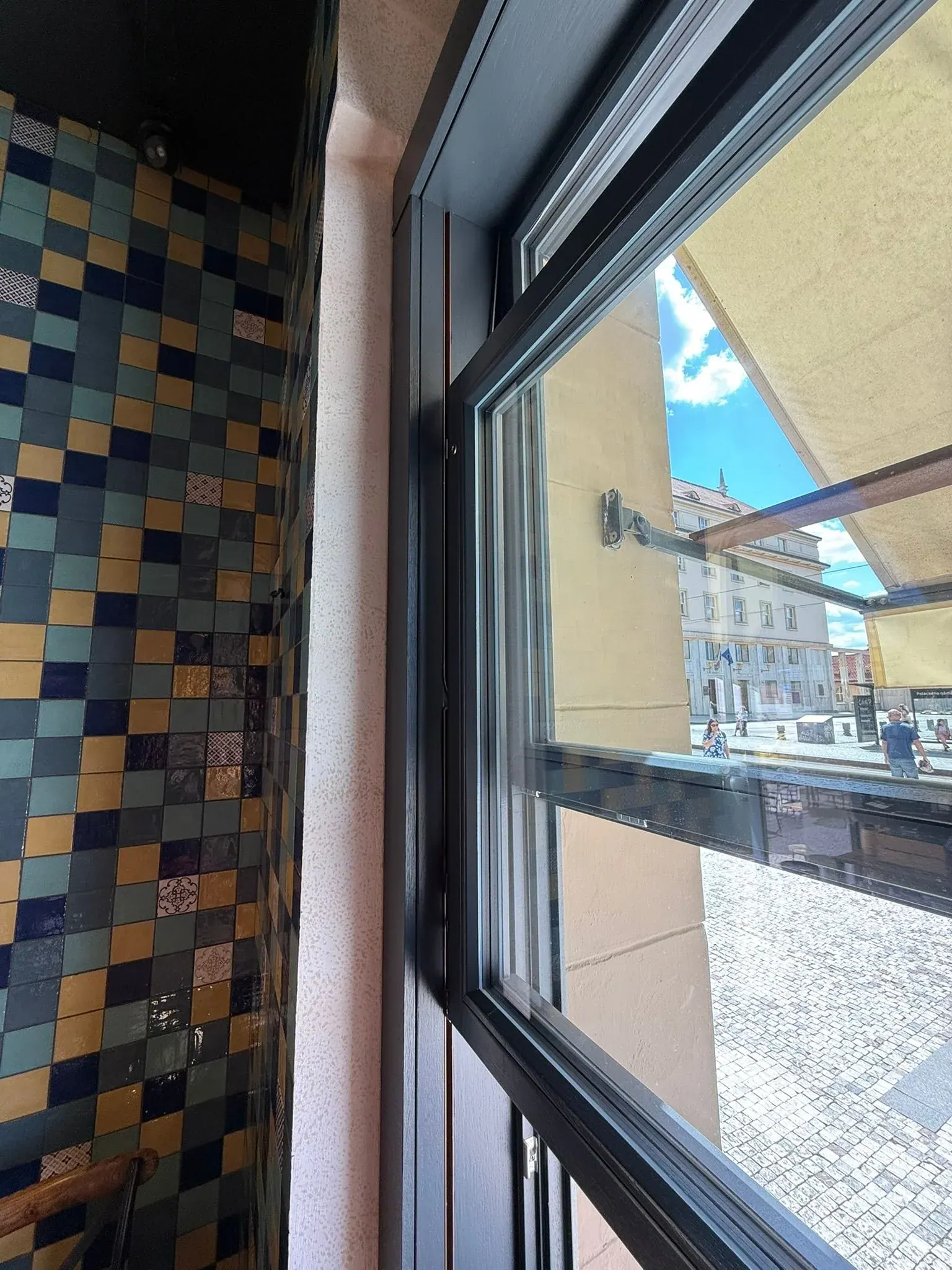 Výloha u mozaikového obkladu - restaurace Black Dog, Praha 2