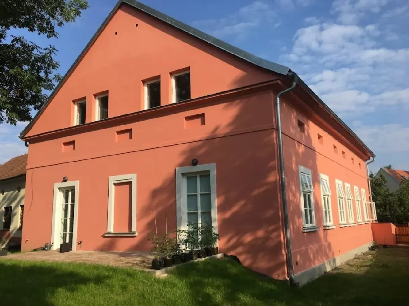 Růžový dům s novými dřevěnými okny