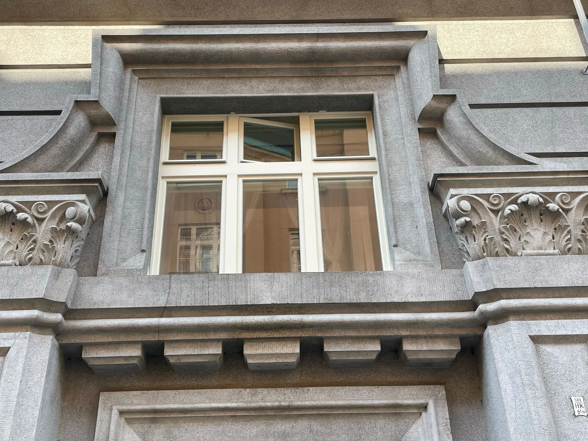 Špaletová okna v kamenném rámu historického domu