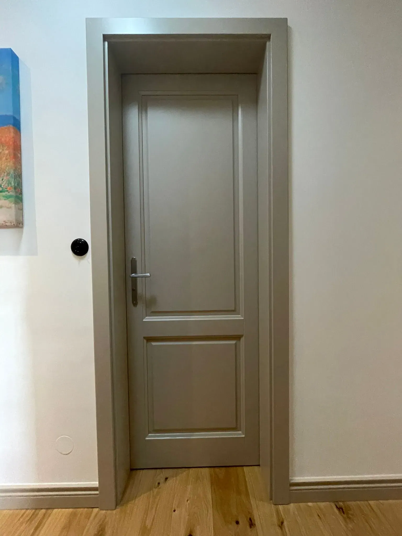 Světle šedé interiérové dveře s kovovým madlem