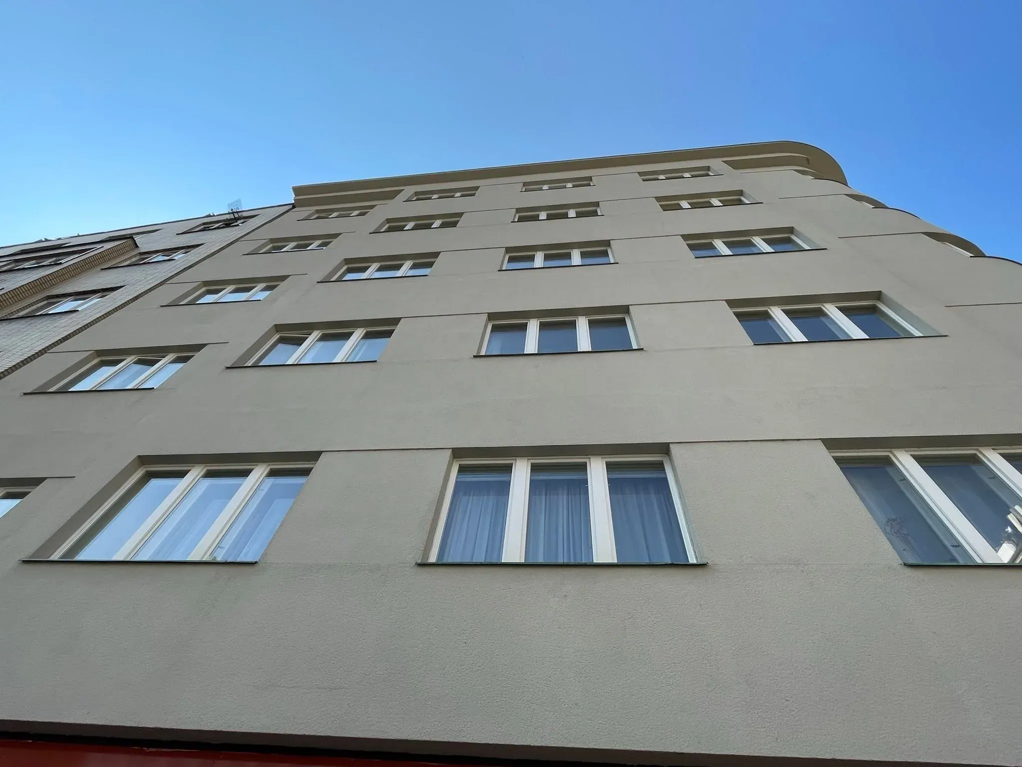 Uliční fasáda po výměně oken - Podskalská 8, Praha 2