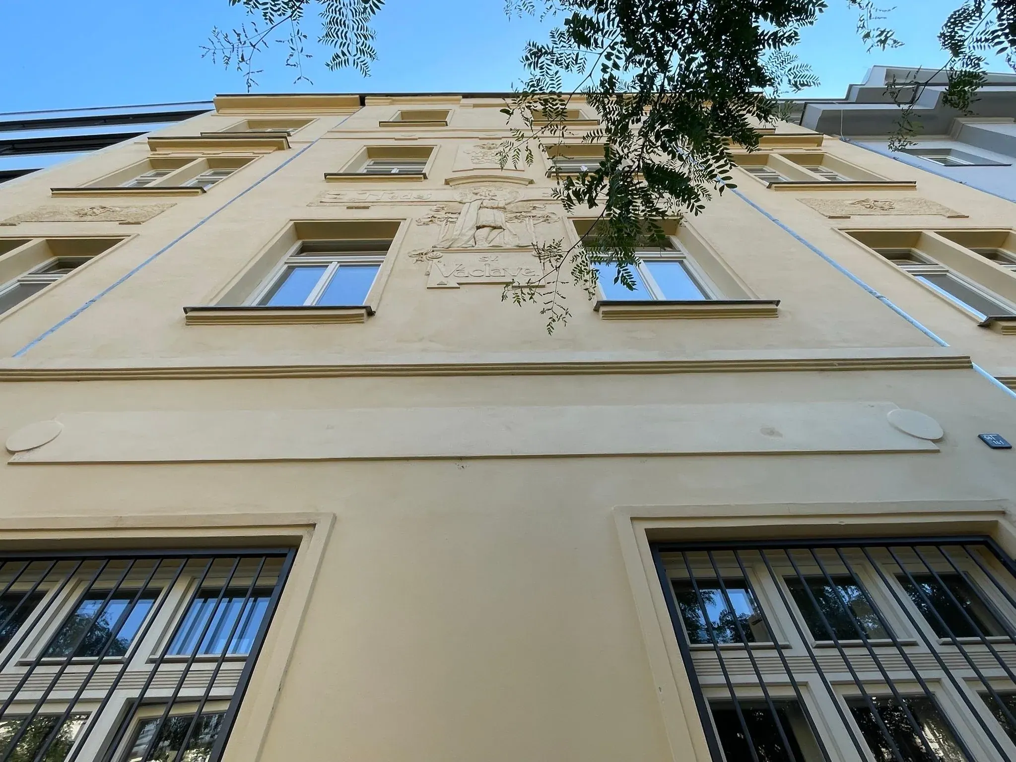Secesní průčelí s novými okny - Šaldova 10, Praha 8