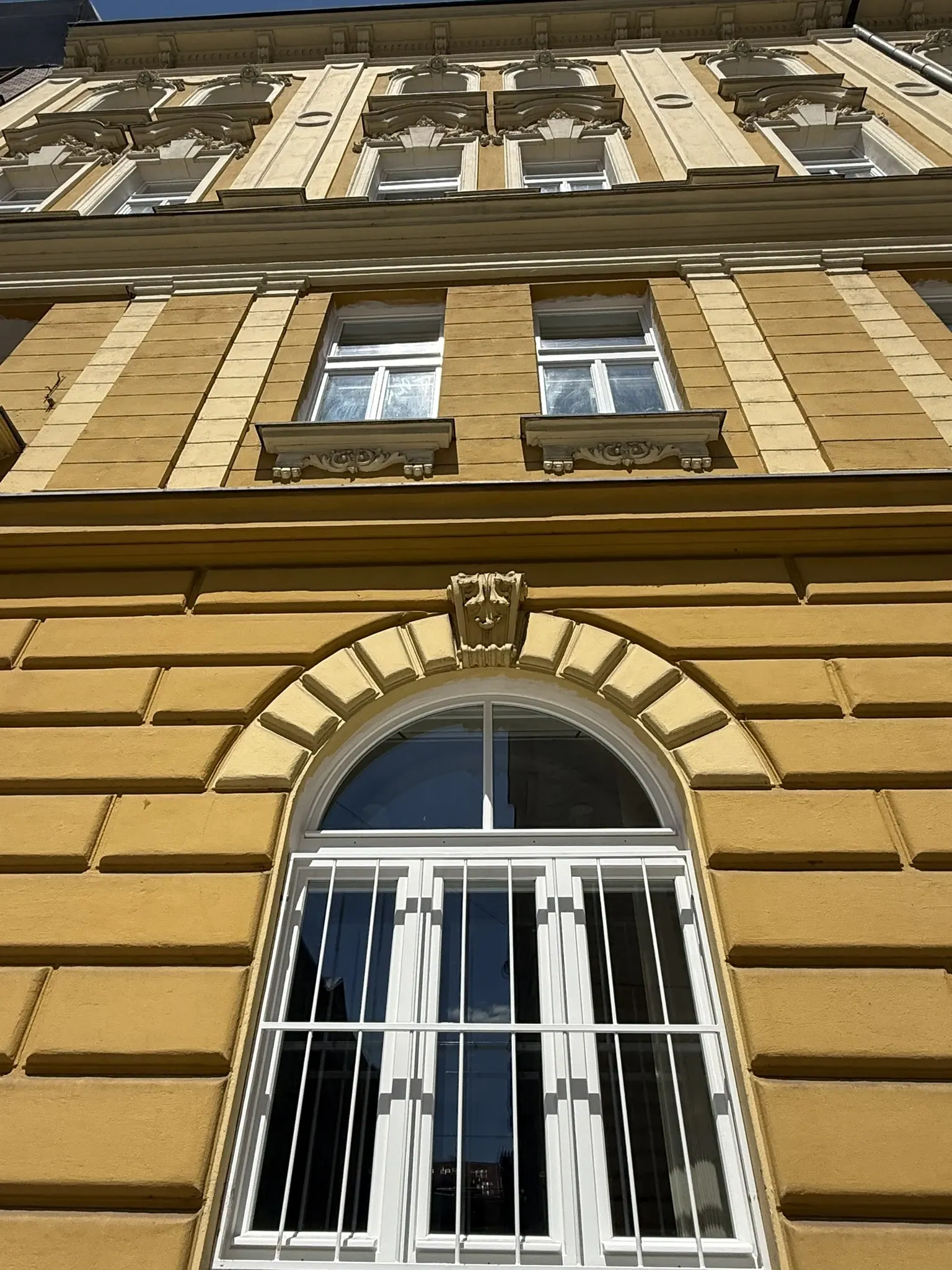 Průčelí s obloukovými okny - Na Bělidle 8, Praha 5