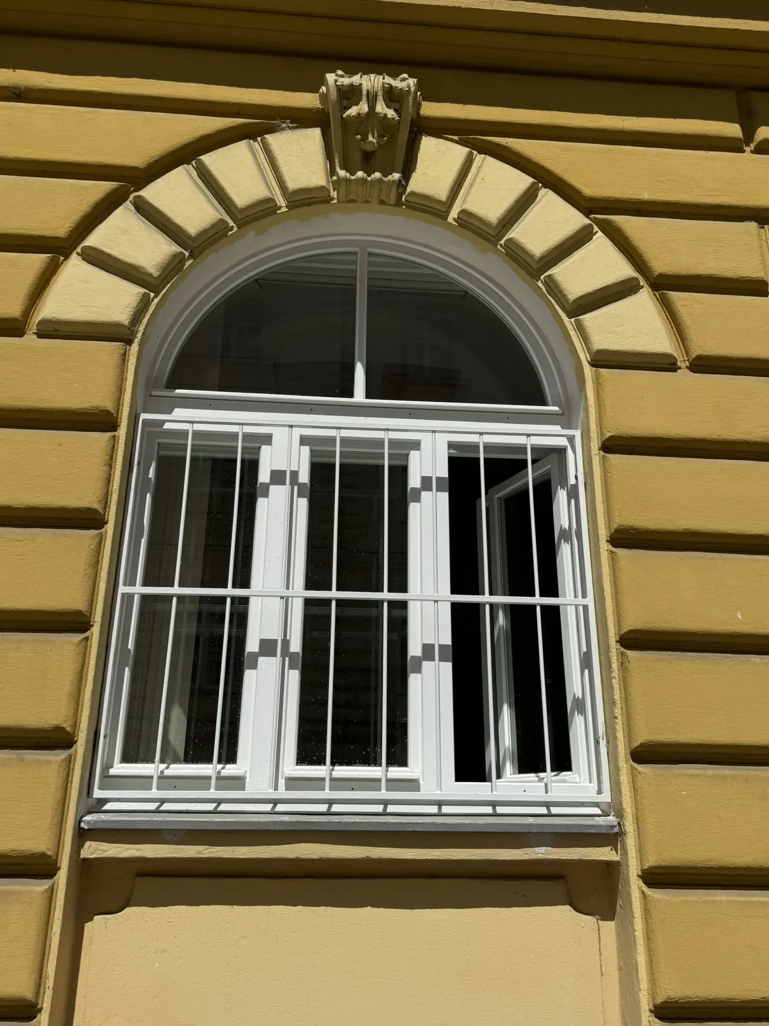 Okno s obloukem v přízemí - Na Bělidle 8, Praha 5