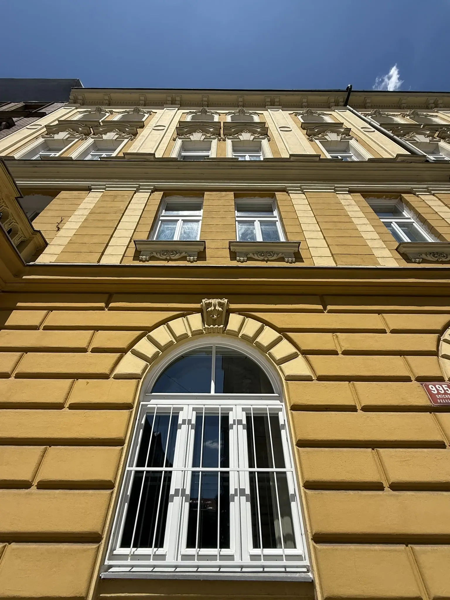 Replika okna s průběžným obloukem - Na Bělidle 8, Praha 5