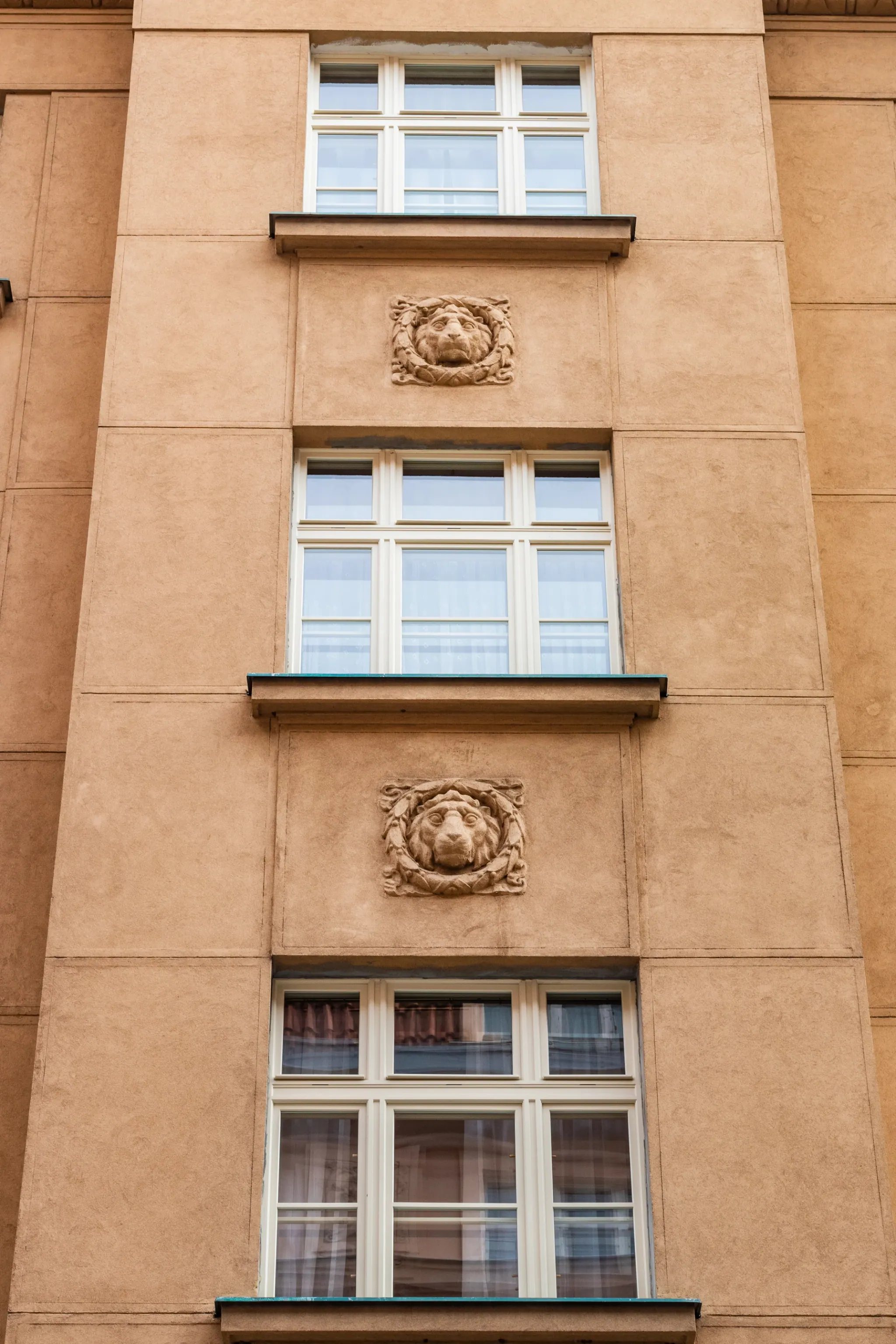 Fasáda s reliéfy a novými okny - Podskalská 1252/24, Praha 2