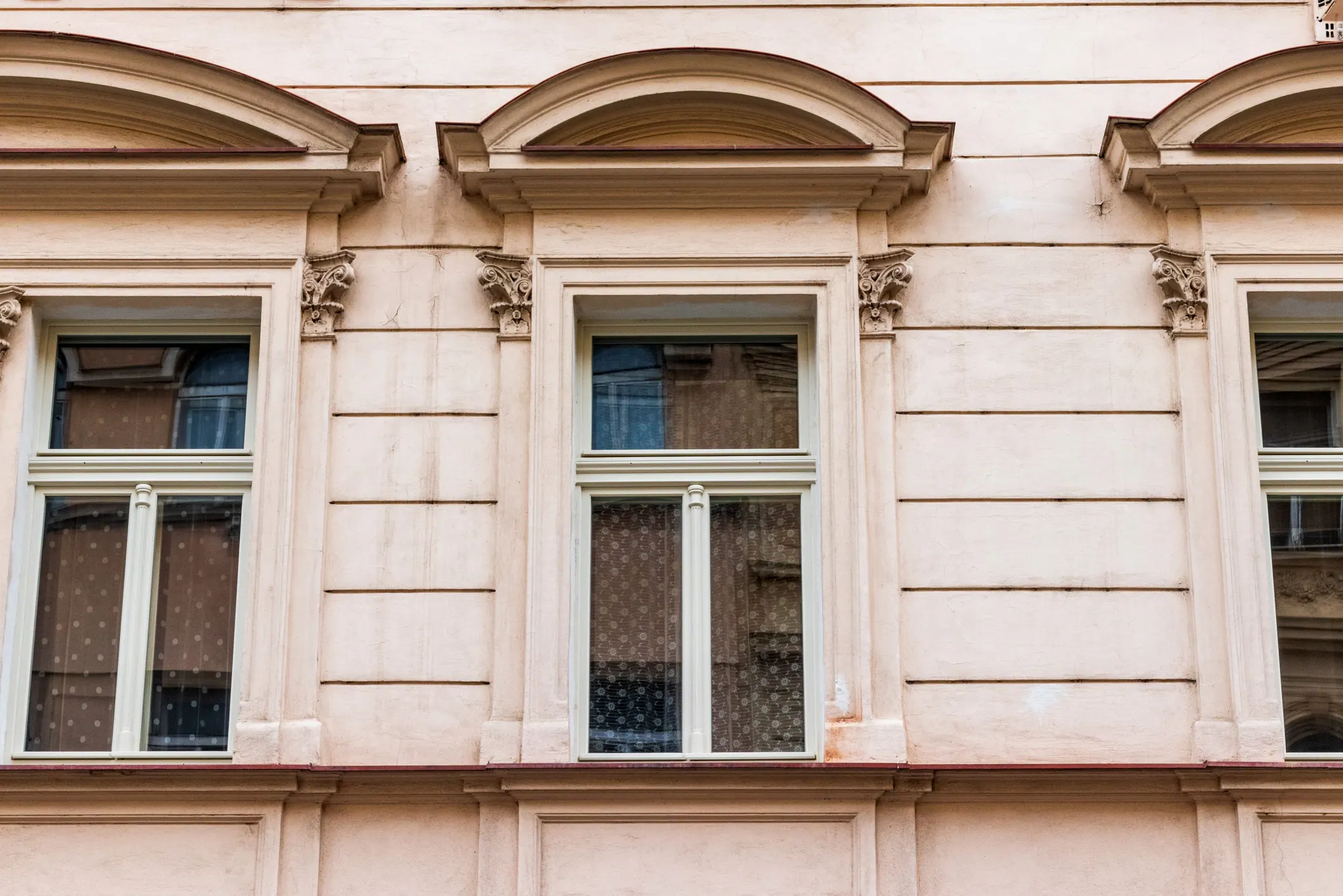 Okna s frontony v uliční fasádě - Slezská 94, Praha 3