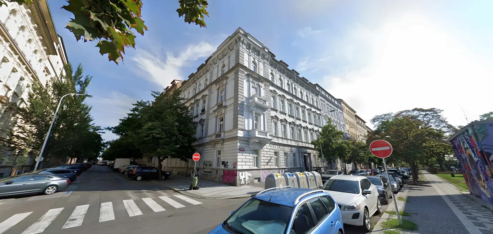 Nároží domu Slovenská 9 po výměně špaletových oken - Praha 2, Vinohrady