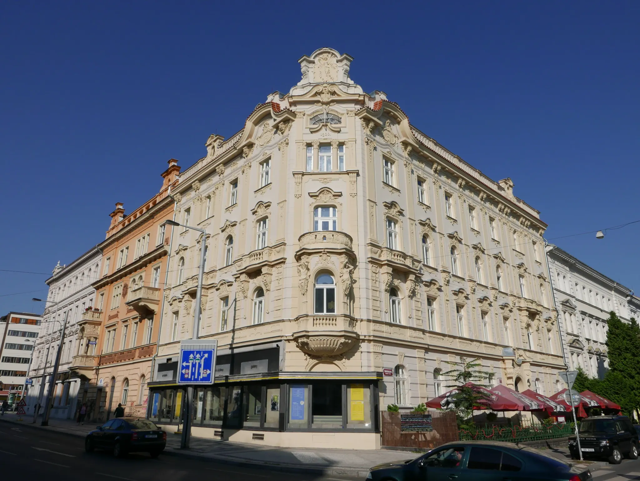Nárožní dům Šmeralova po opravě fasády a výměně oken - Šmeralova 1, Praha 7