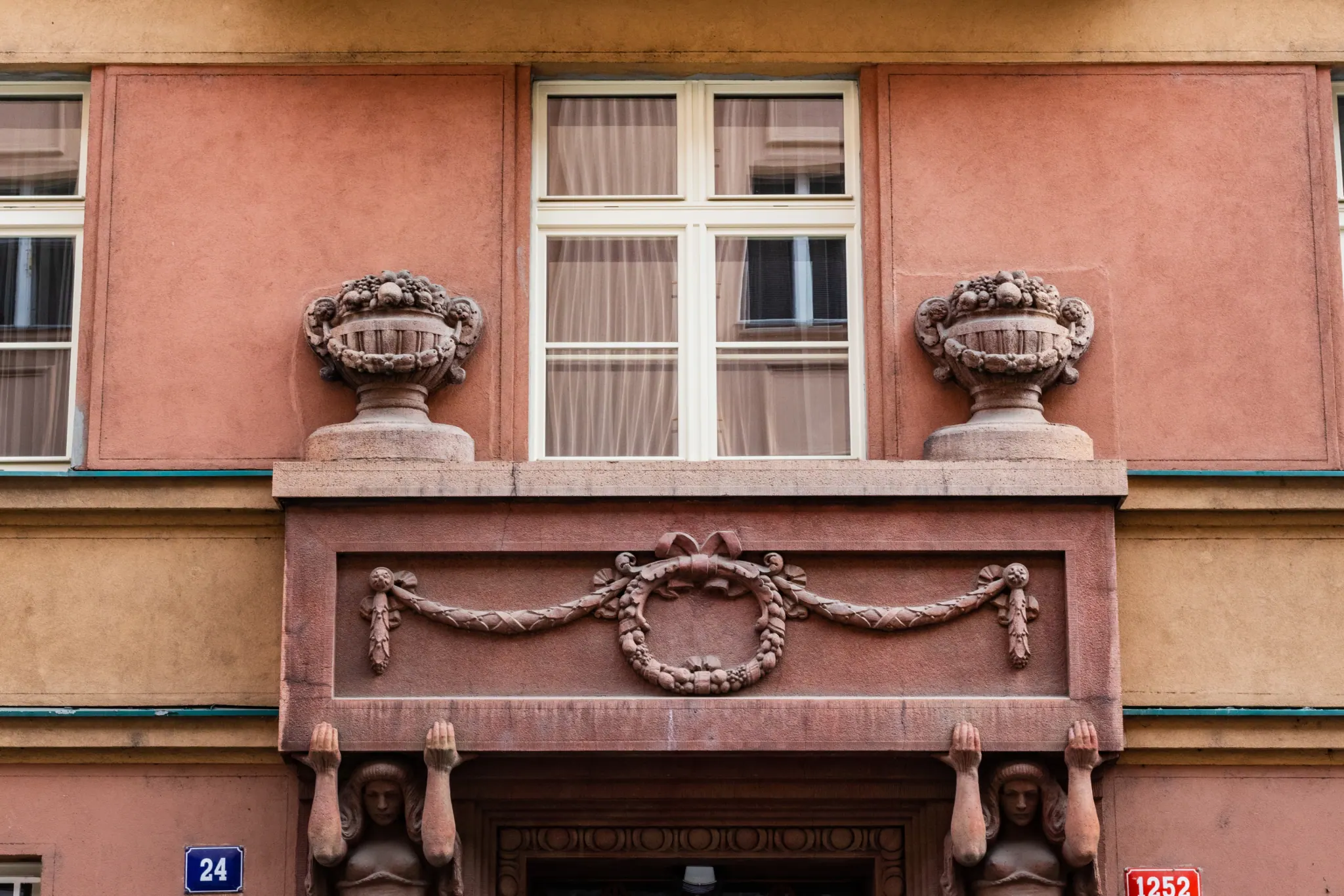 Vstup s balkonem a replikami oken - Podskalská 1252/24, Praha 2