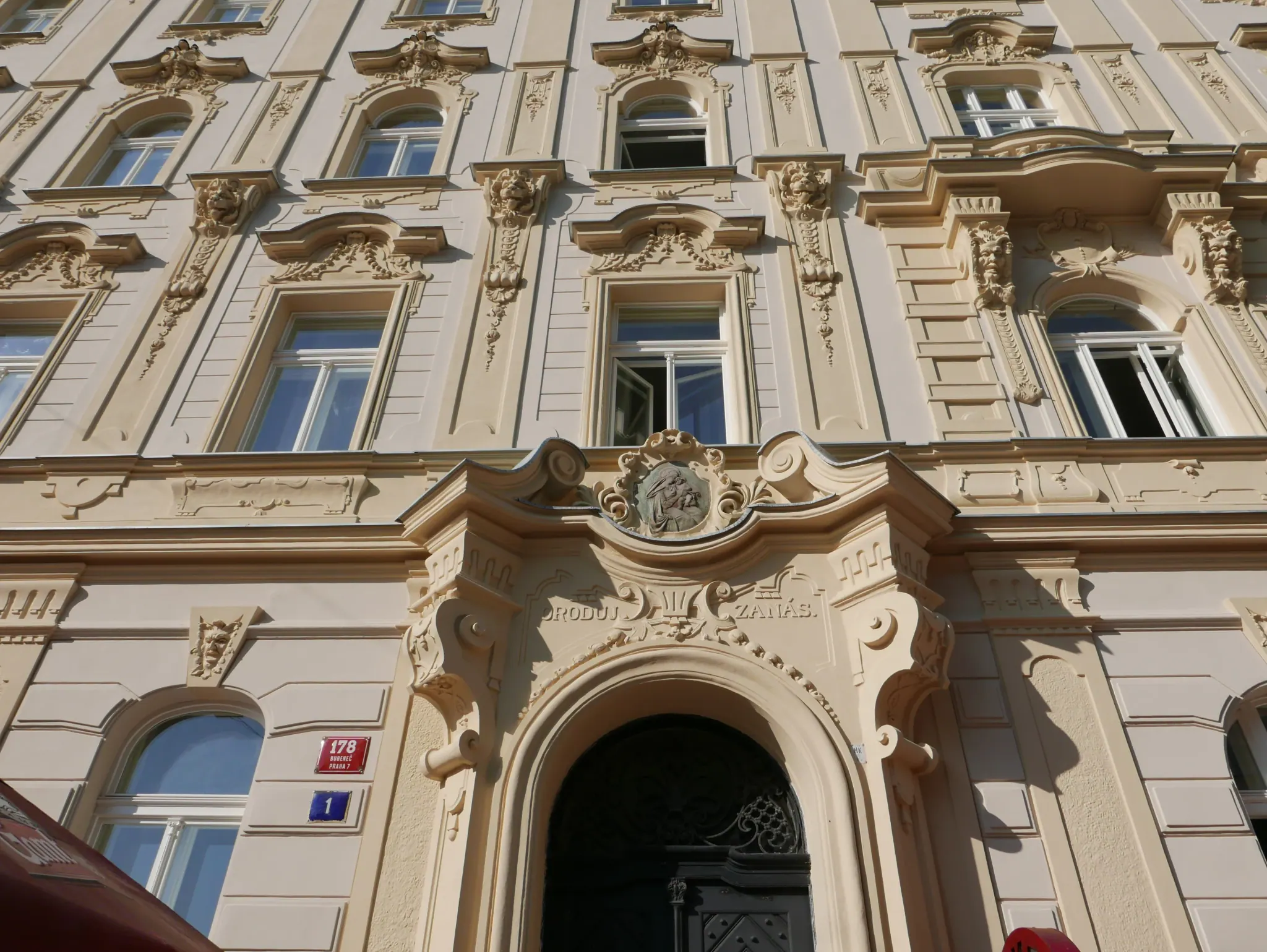 Vstupní portál s obloukovým nadsvětlím - Šmeralova 1, Praha 7