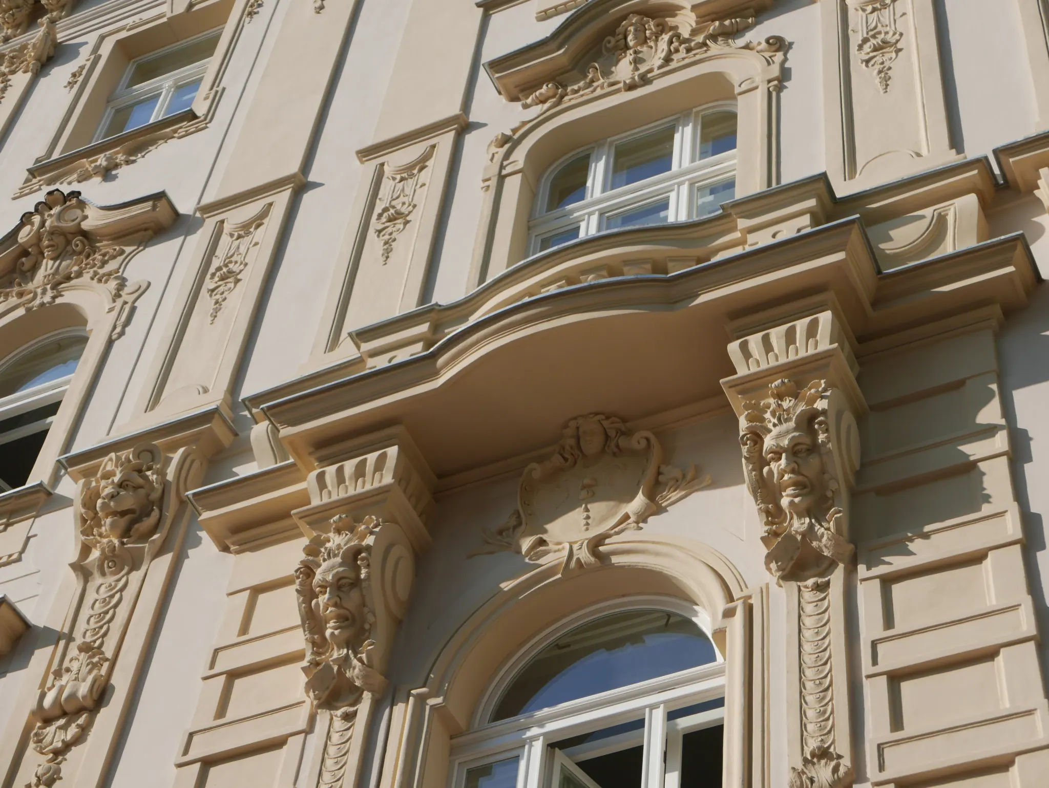 Detail okna v bohatě zdobené fasádě - Šmeralova 1, Praha 7