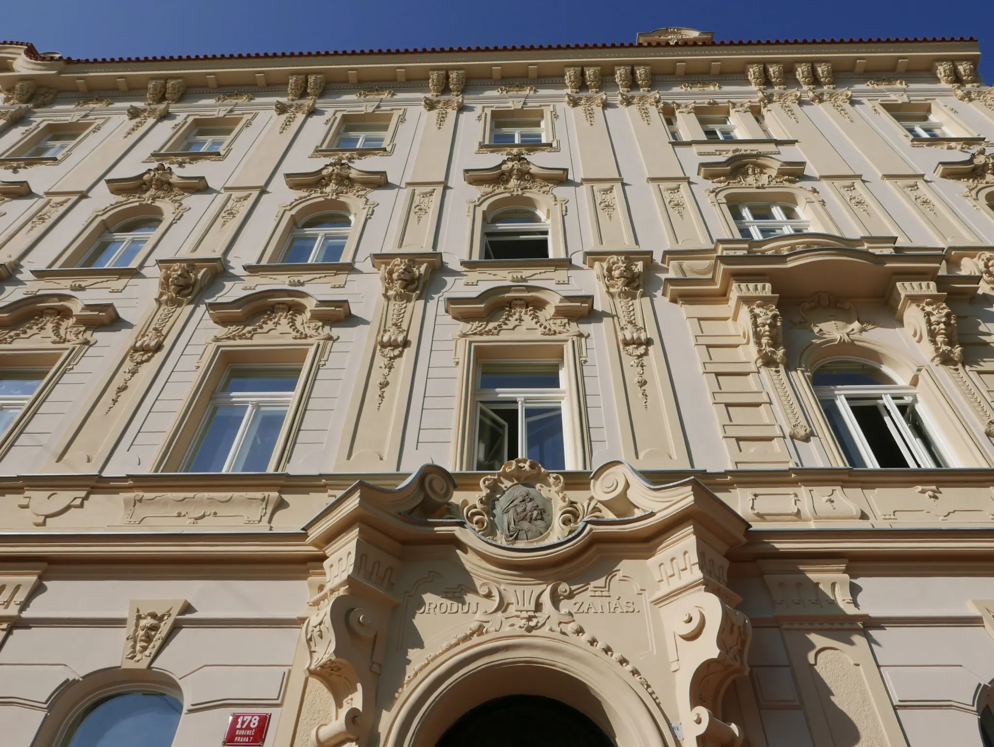 Zdobené průčelí s replikami oken - Šmeralova 1, Praha 7