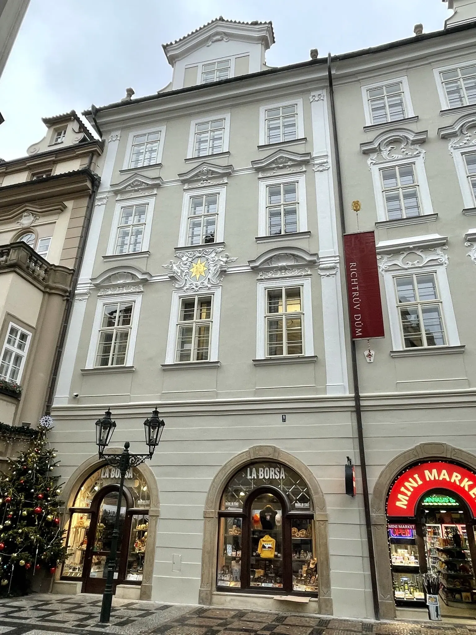 Průčelí Richtrova domu s novými okny - Malé náměstí 11, Praha 1